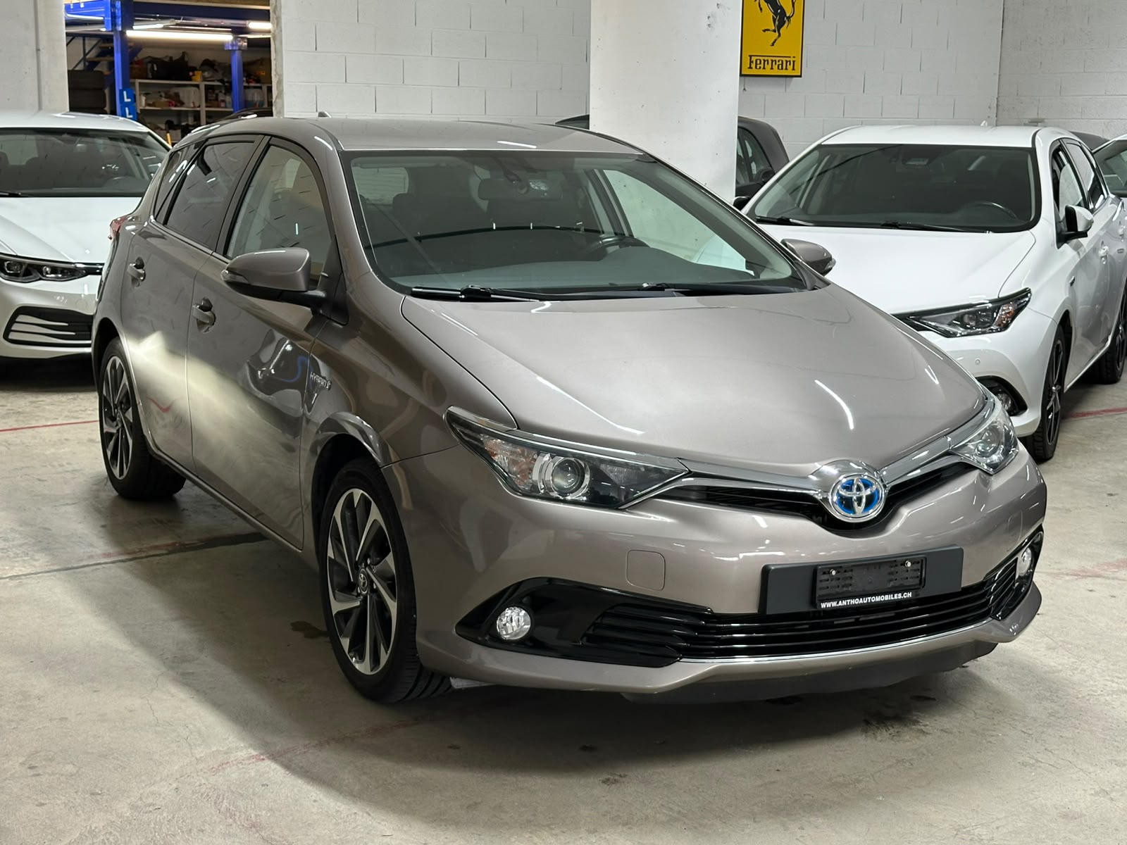 TOYOTA Auris 1.8 HSD Terra e-CVT-image-2