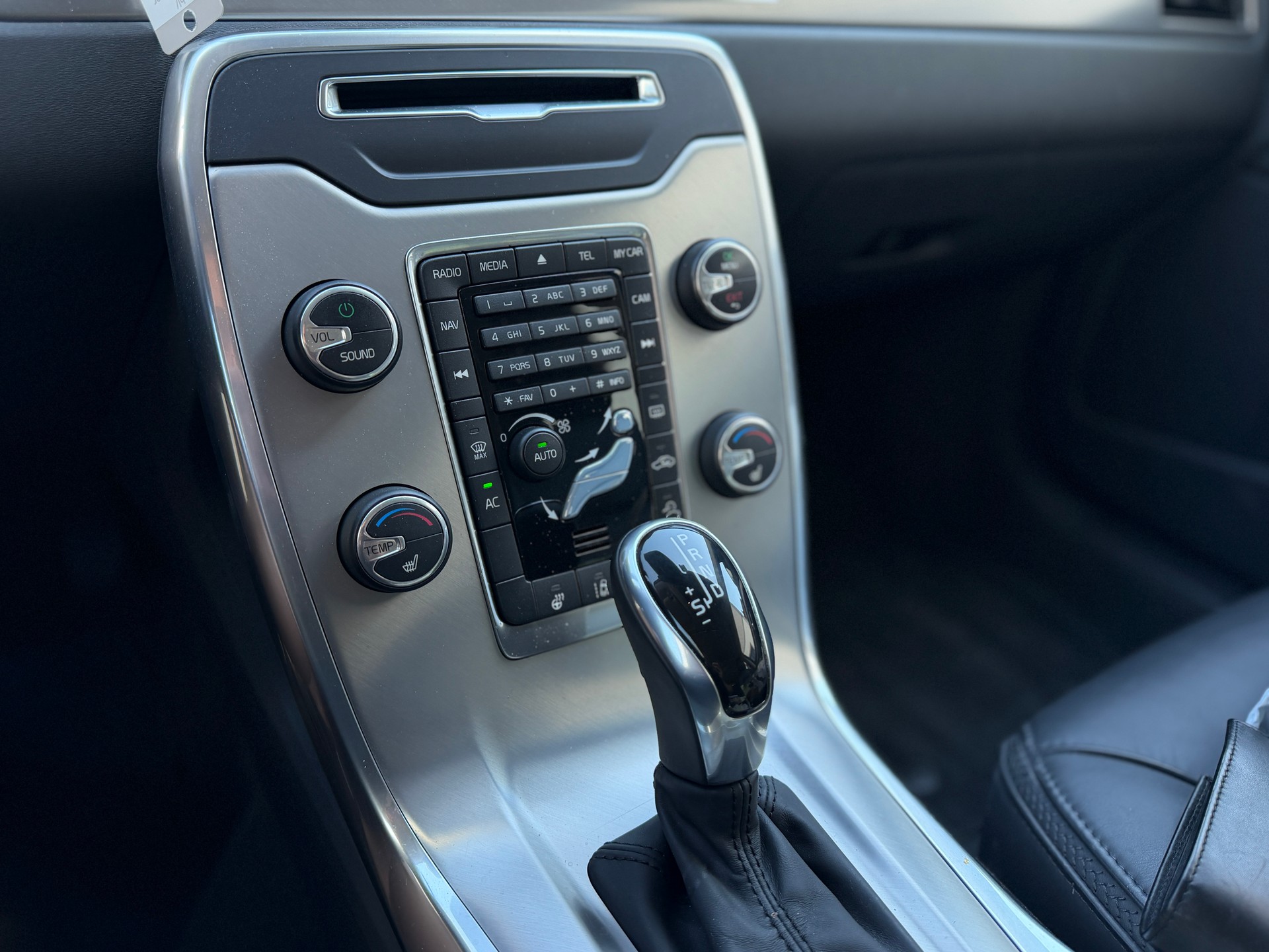VOLVO XC70 2.4 D5 Summum AWD-image-9