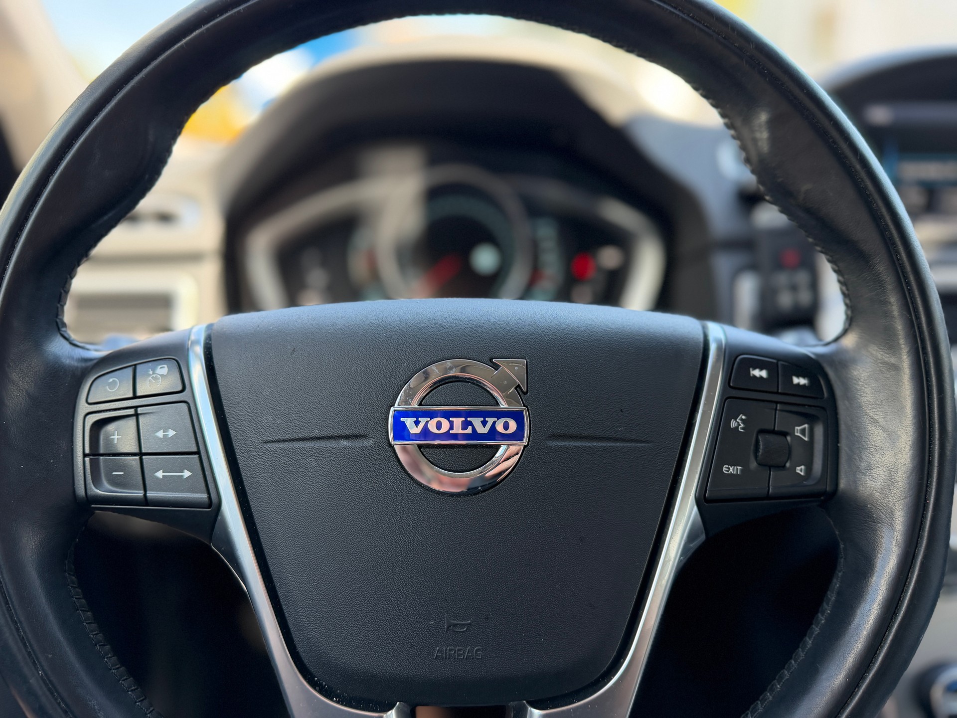 VOLVO XC70 2.4 D5 Summum AWD-image-8