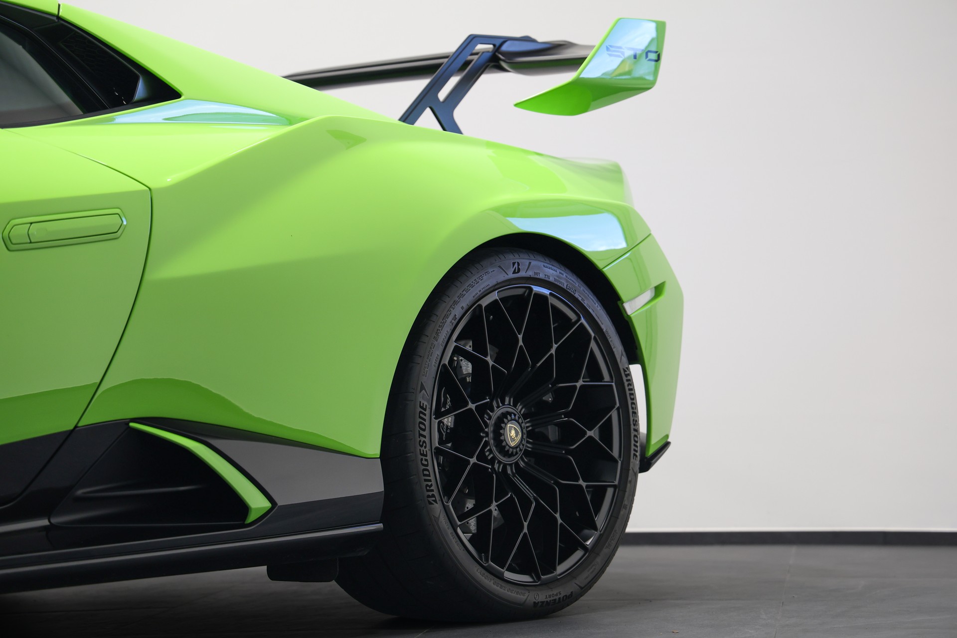 LAMBORGHINI Huracan STO Coupé DCT RWD *CH-Fahrzeug*Grün/Schwarz Lackierung EINMALIG*-image-13