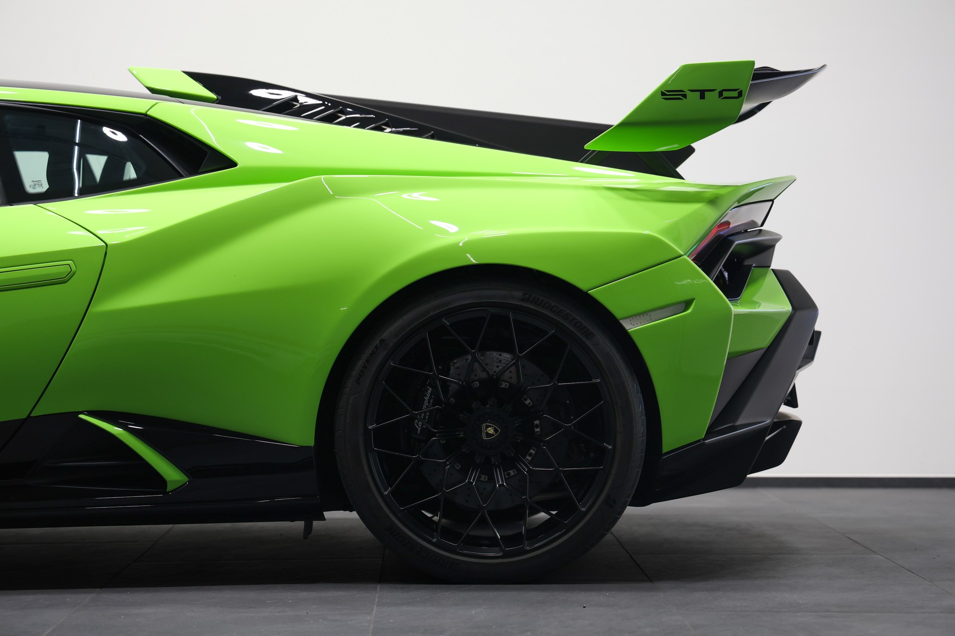 LAMBORGHINI Huracan STO Coupé DCT RWD *CH-Fahrzeug*Grün/Schwarz Lackierung EINMALIG*-image-18