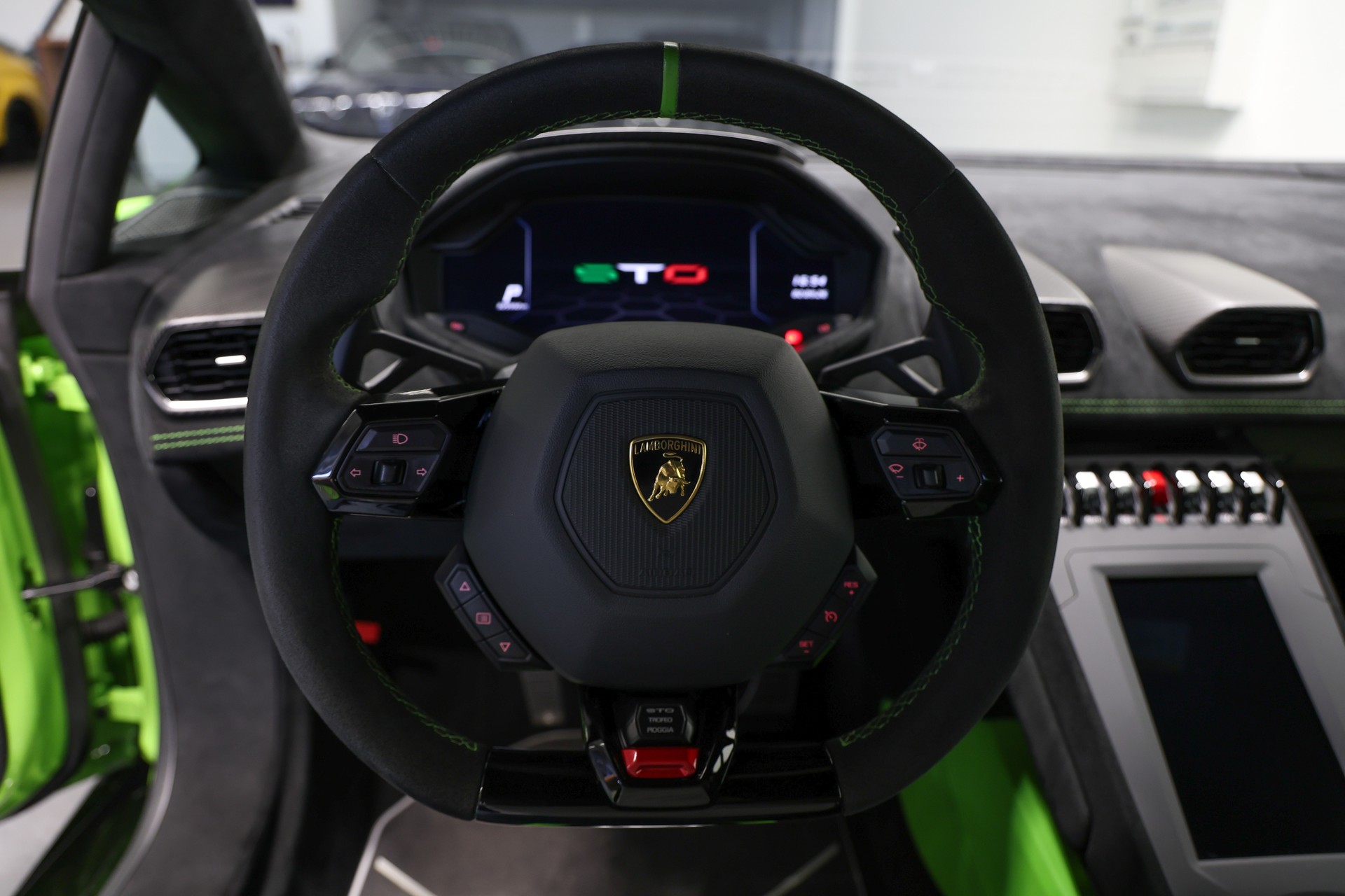LAMBORGHINI Huracan STO Coupé DCT RWD *CH-Fahrzeug*Grün/Schwarz Lackierung EINMALIG*-image-24