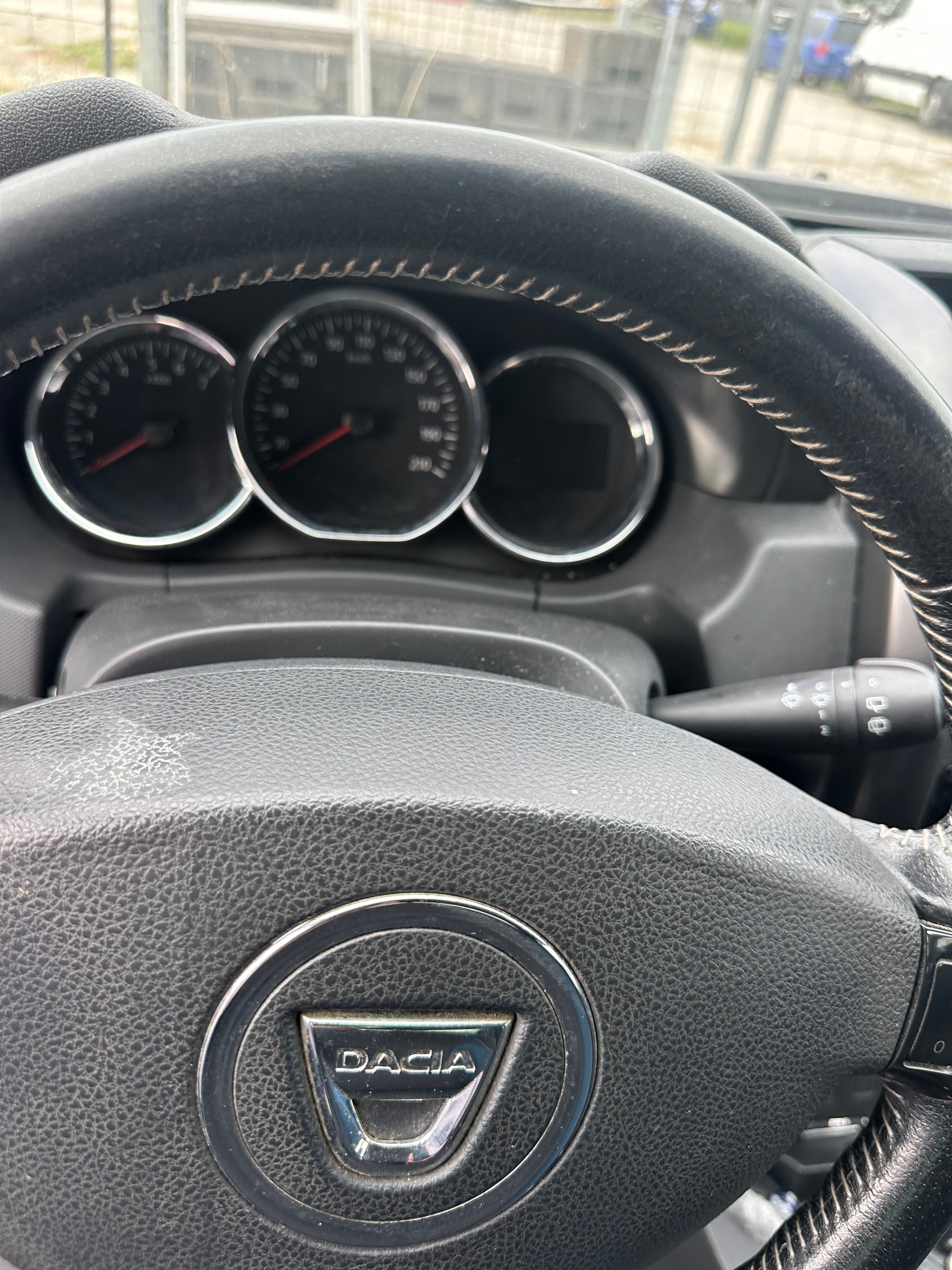 DACIA Duster 1.2 T Celebration 4x2-image-4