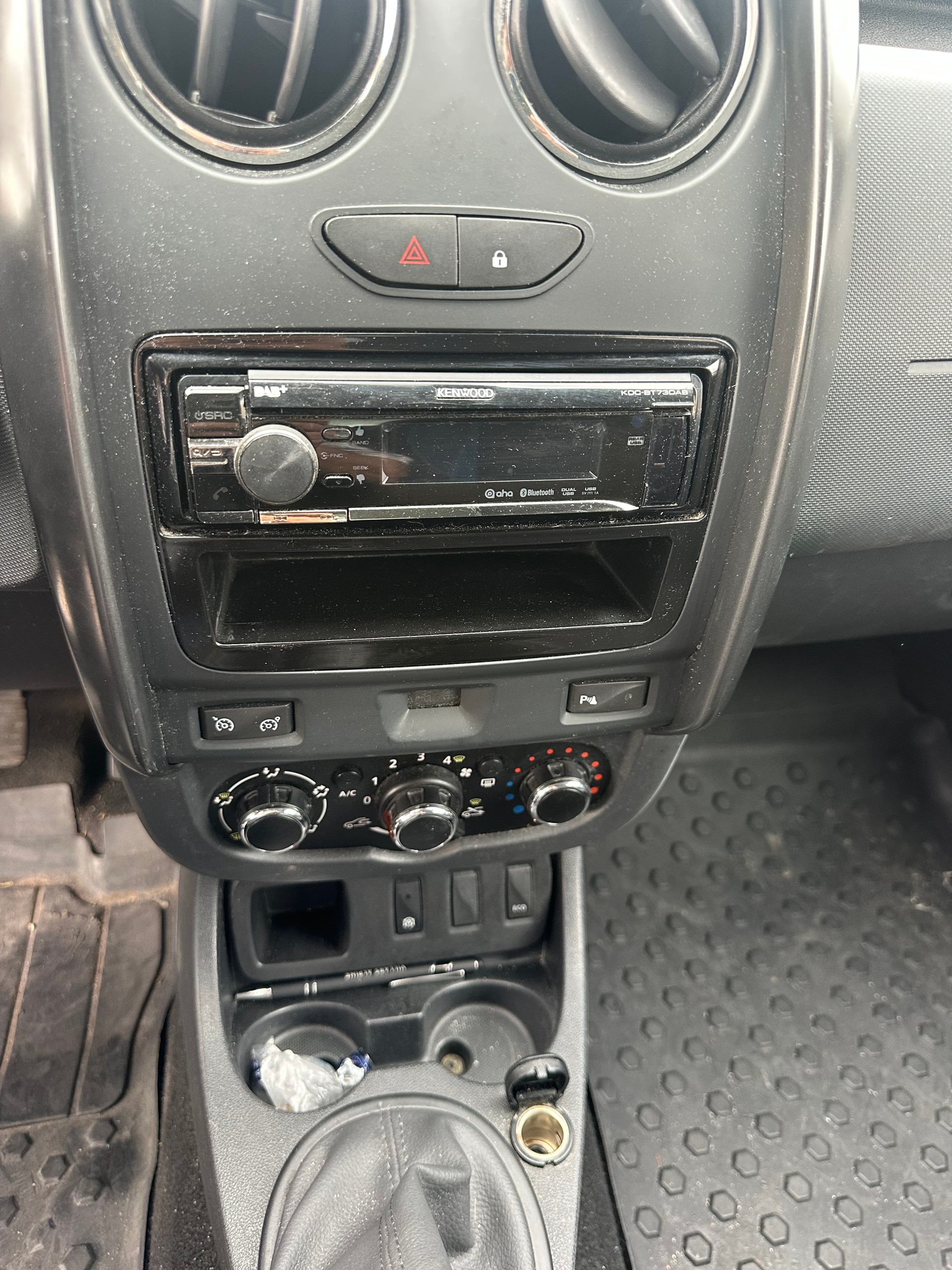 DACIA Duster 1.2 T Celebration 4x2-image-12