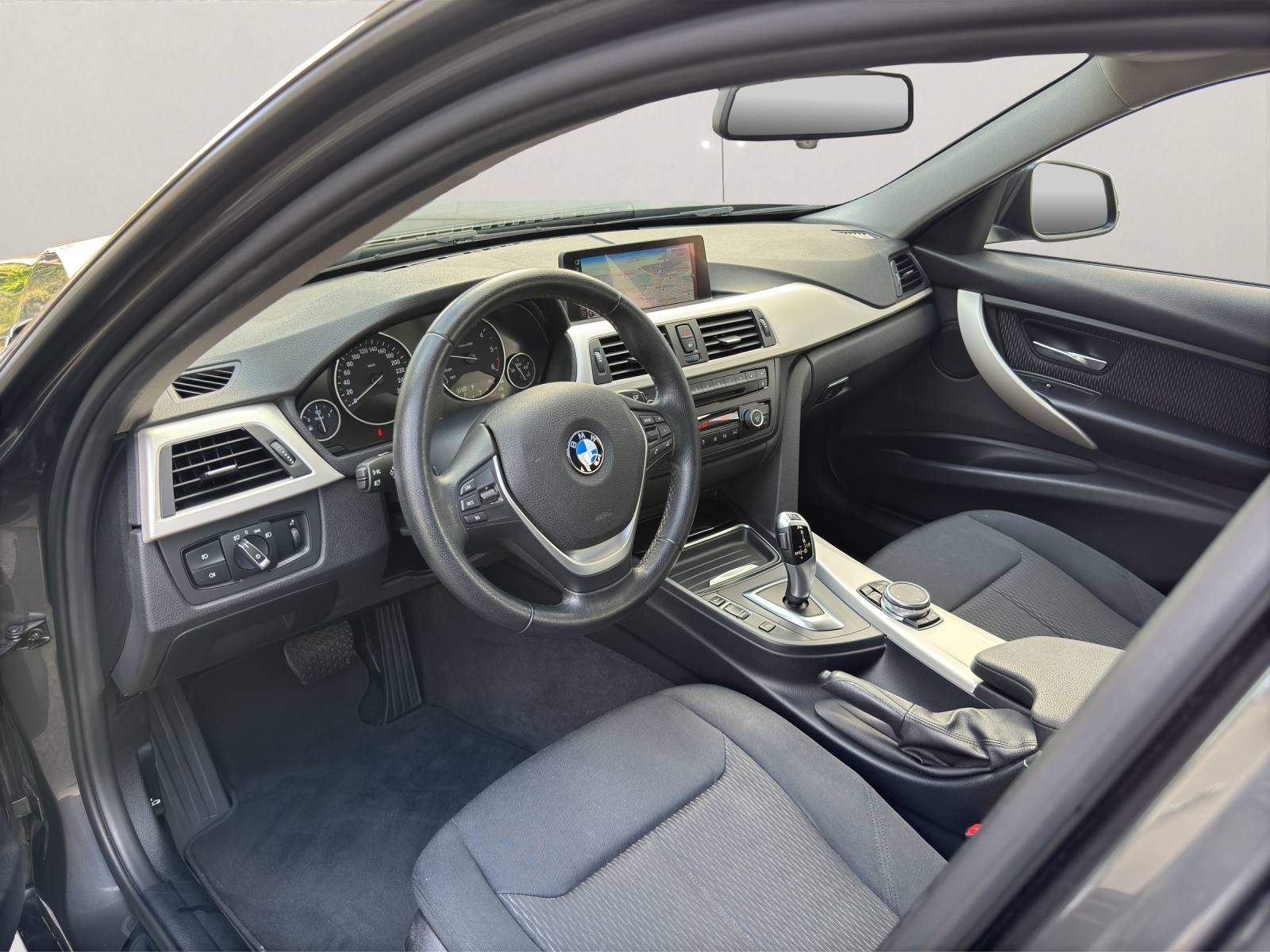 BMW 318d Touring Luxury Line Steptronic-image-8