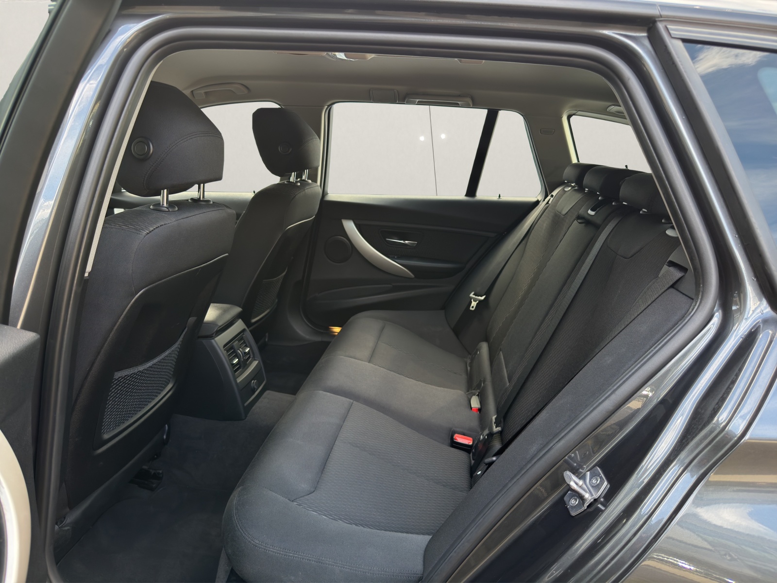 BMW 318d Touring Luxury Line Steptronic-image-12