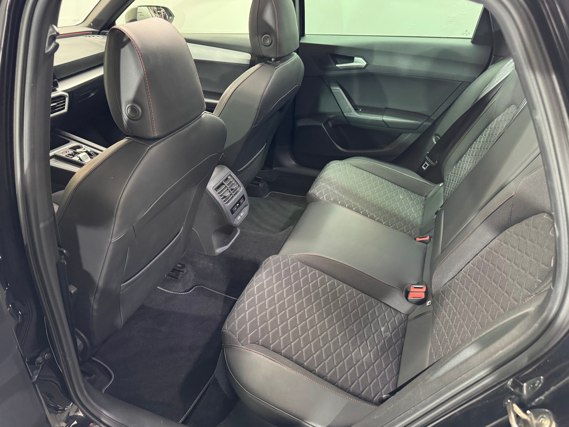 SEAT Leon ST 1.5 eTSI mHEV DSG FR-image-12