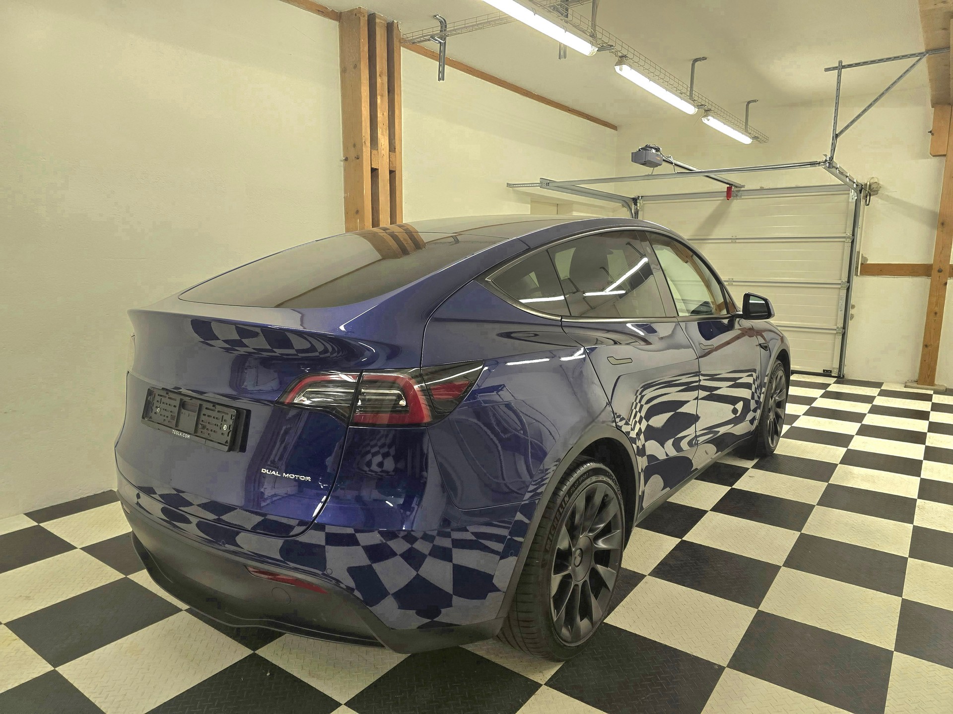 TESLA Model Y Long Range-image-9