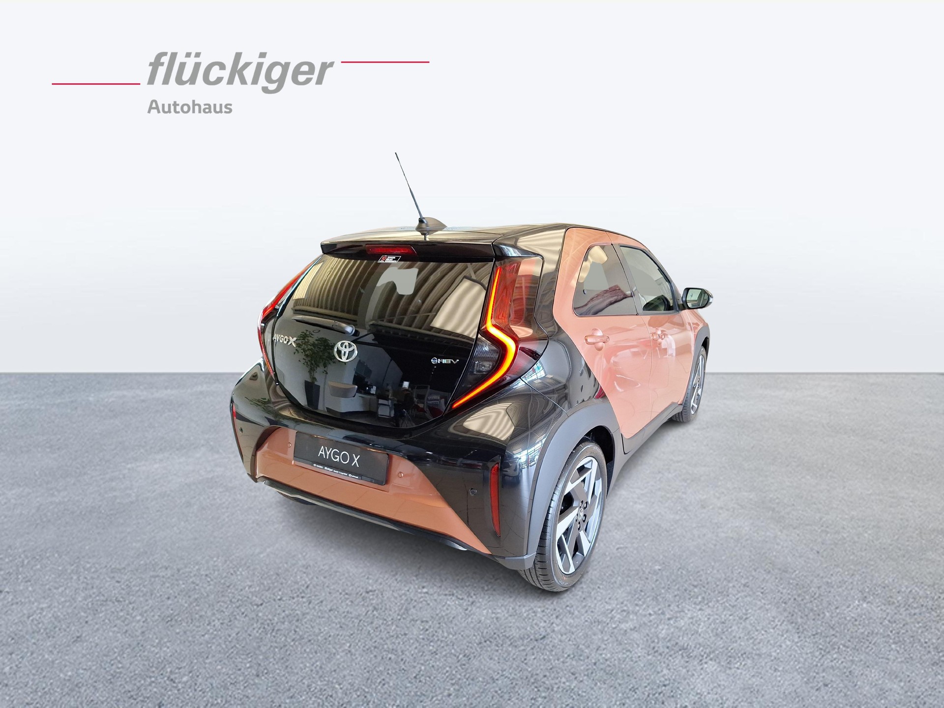 TOYOTA Aygo X 1.5 VVT-i HSD Style-image-4