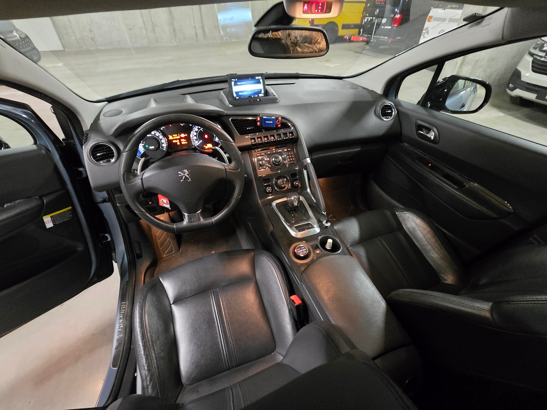 PEUGEOT 3008 HYbrid4 2.0 HDI EGS6-image-8