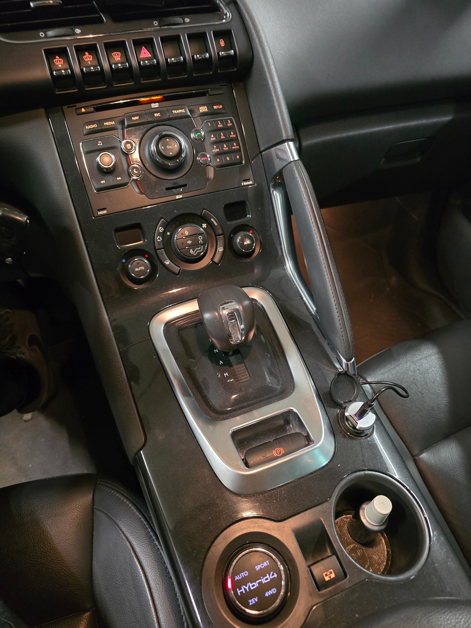 PEUGEOT 3008 HYbrid4 2.0 HDI EGS6-image-12