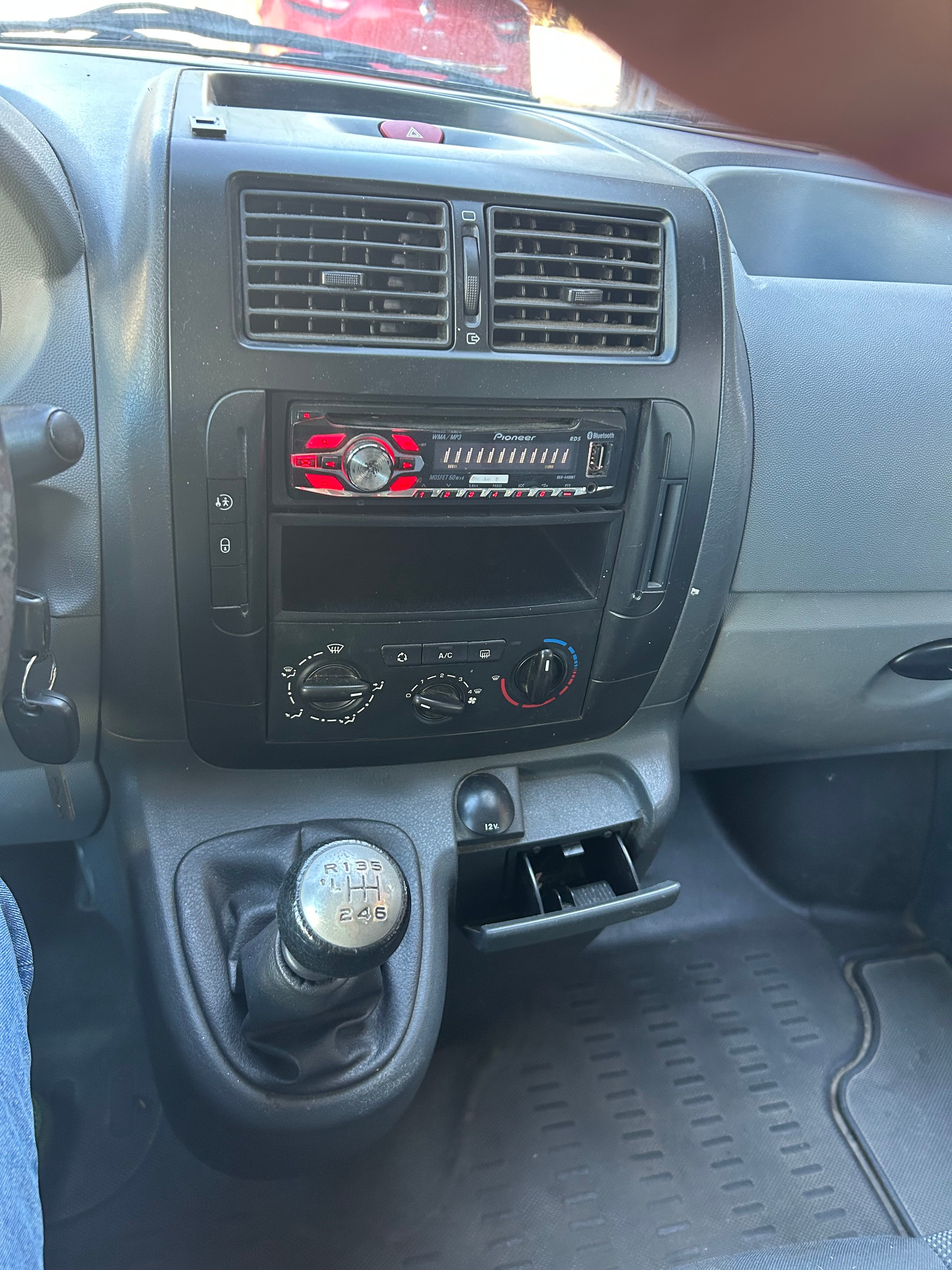 PEUGEOT EXPERT-image-7