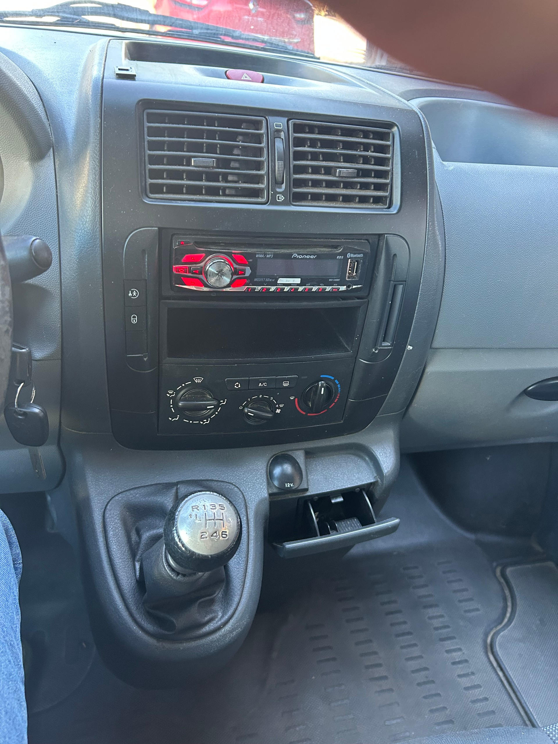 PEUGEOT EXPERT-image-8