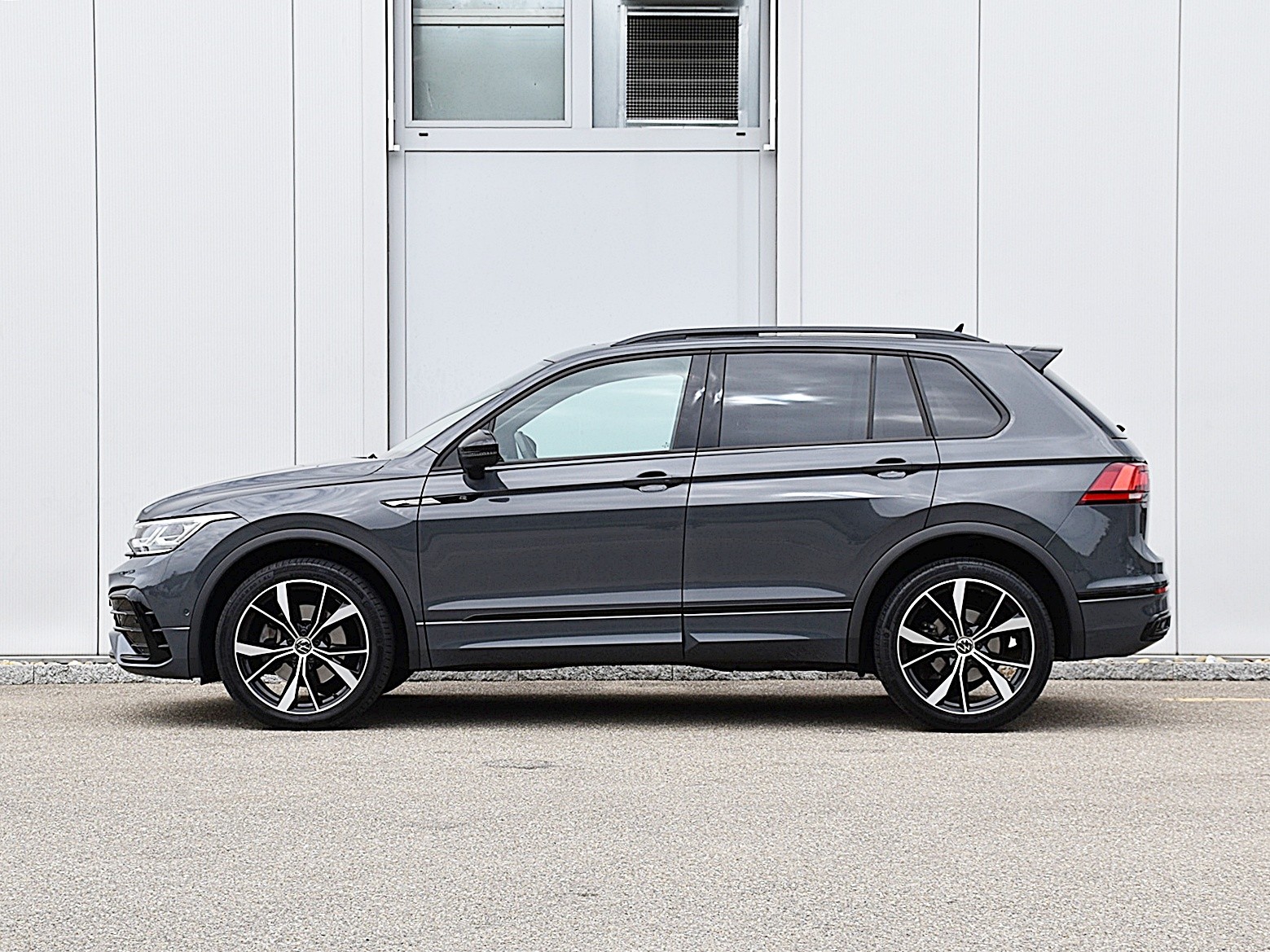 VW Tiguan 2.0 TSI R-Line 4Motion DSG-image-3