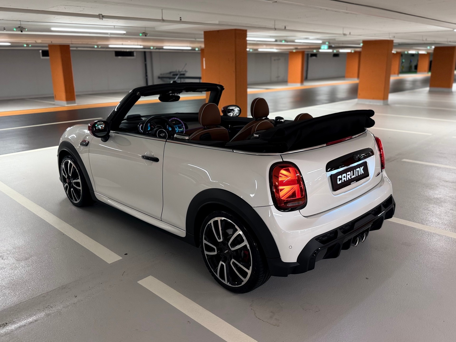 MINI Cooper John Cooper Works Cabriolet Steptronic-image-11