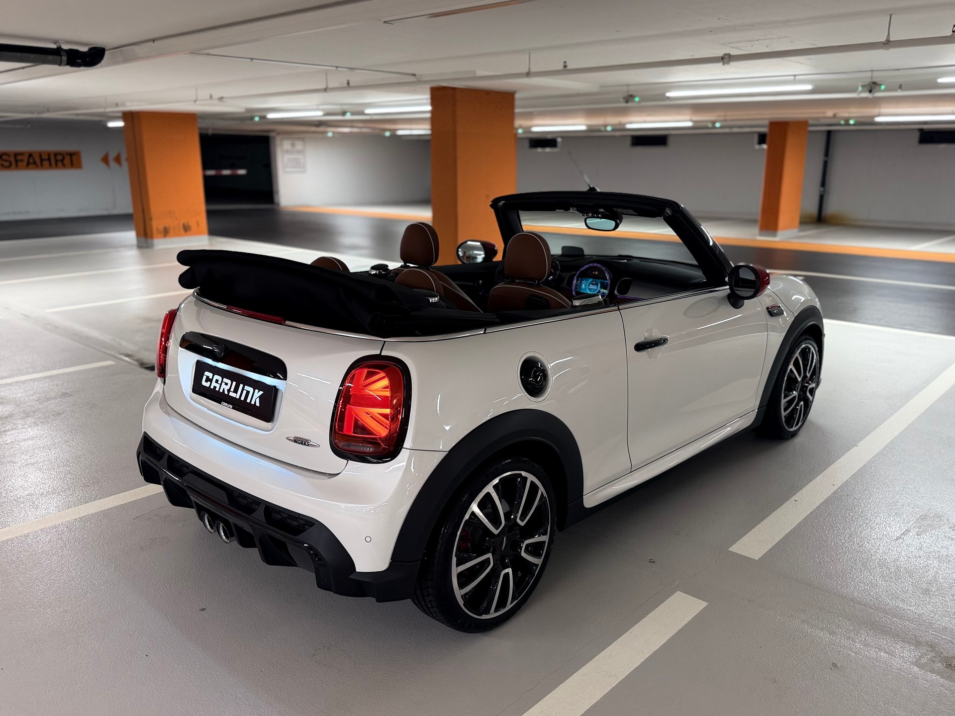 MINI Cooper John Cooper Works Cabriolet Steptronic-image-9