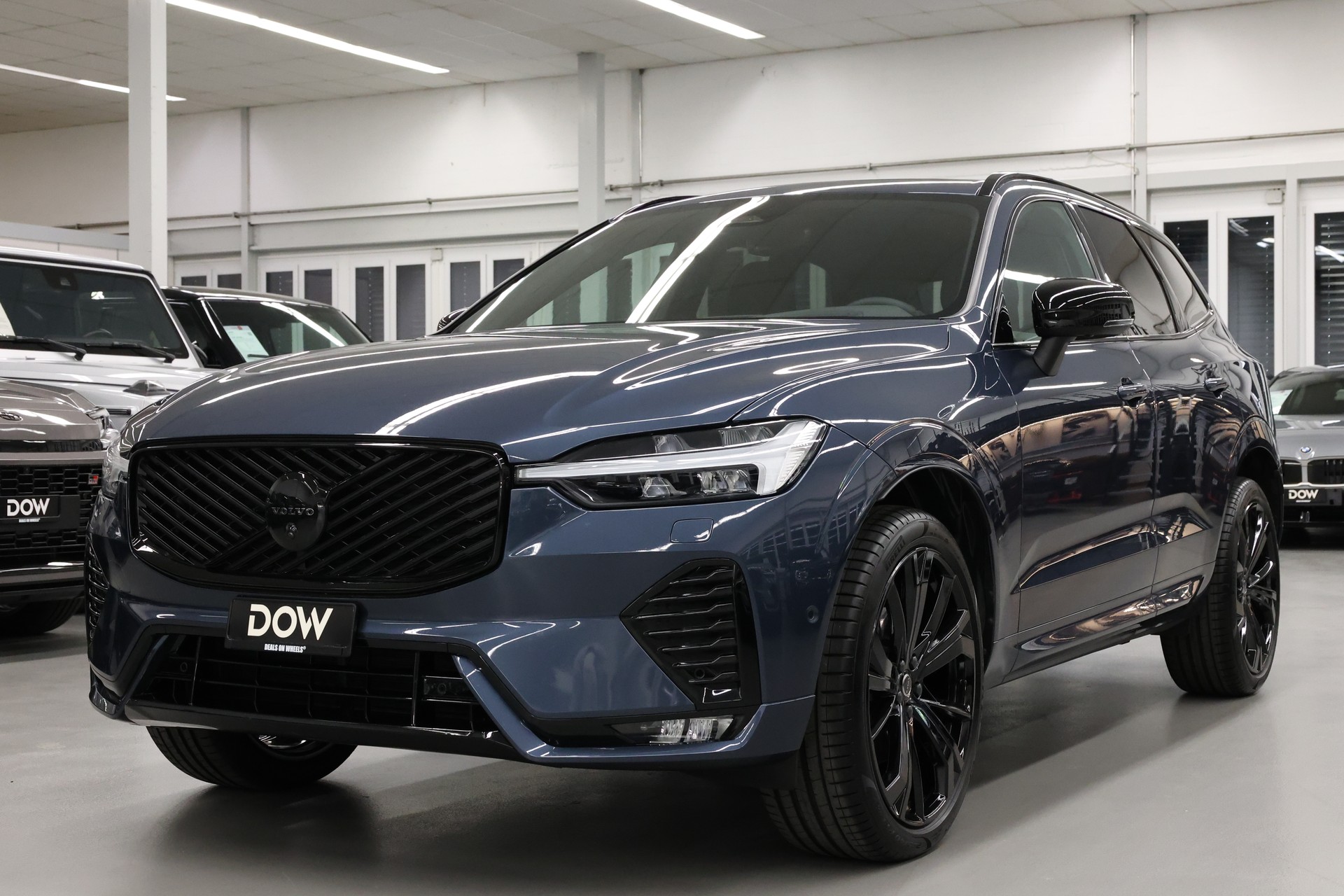 VOLVO XC60 2.0 B5 MH Black Edition AWD-showroom-element-3
