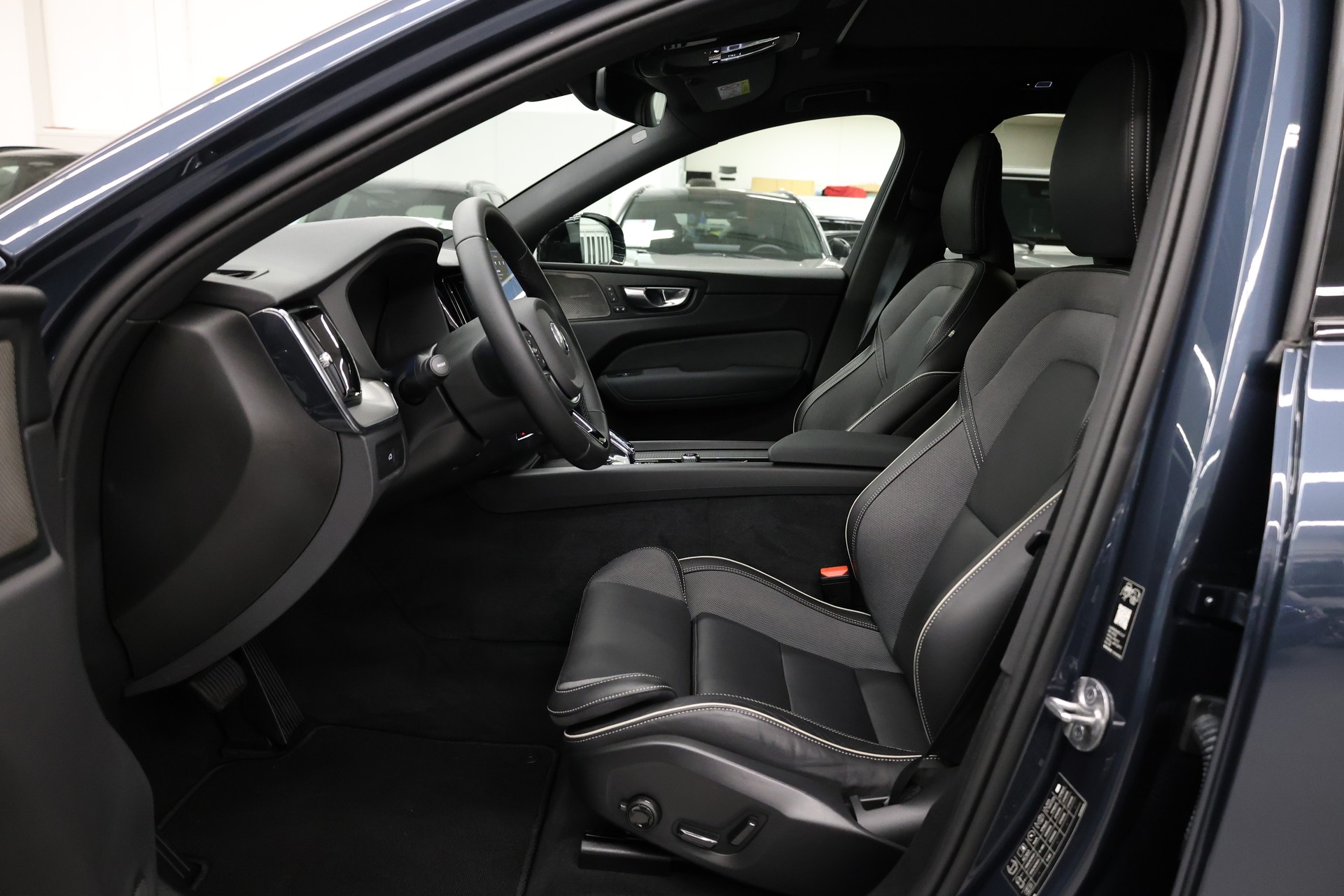 VOLVO XC60 2.0 B5 MH Black Edition AWD-image-20