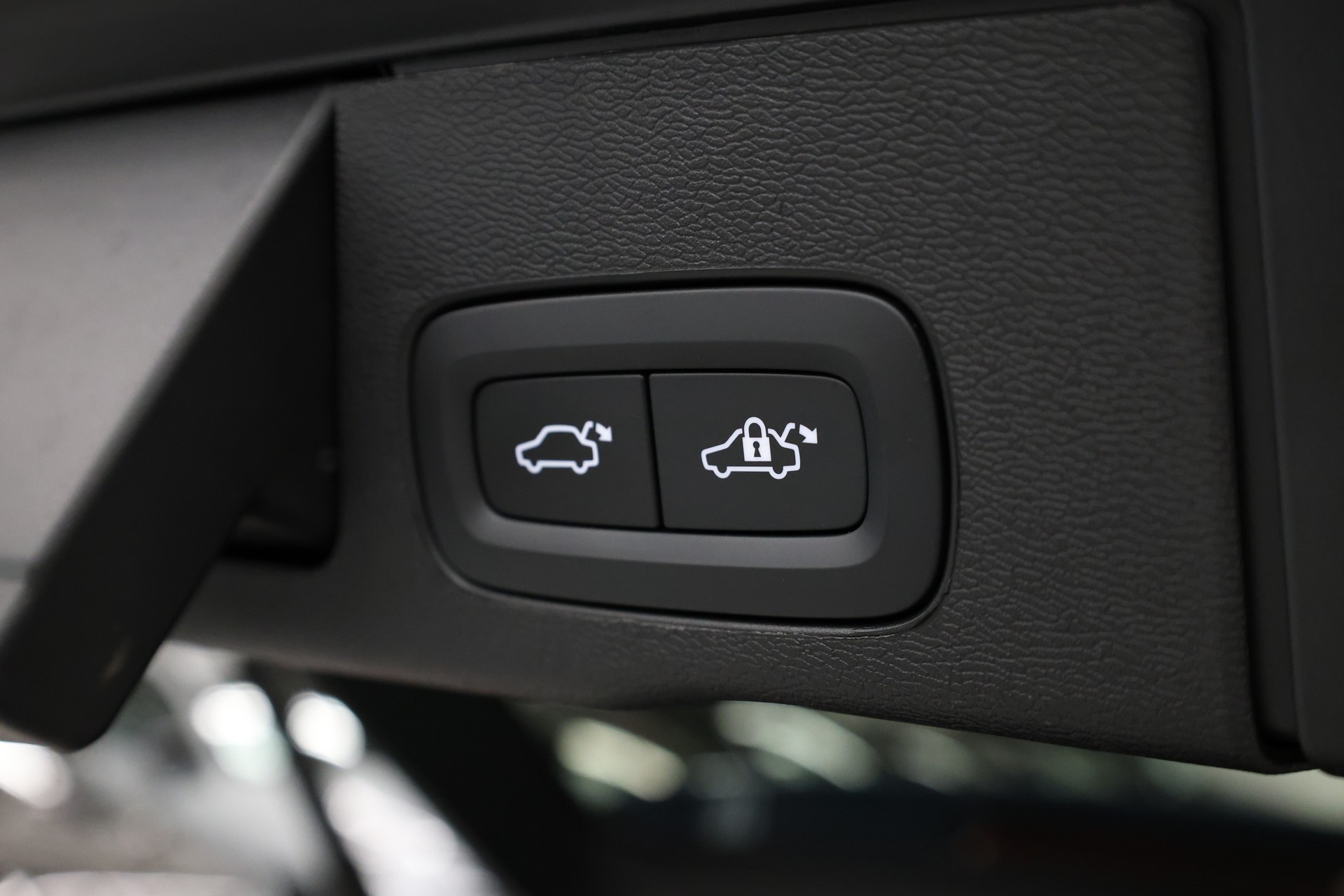 VOLVO XC60 2.0 B5 MH Black Edition AWD-image-16