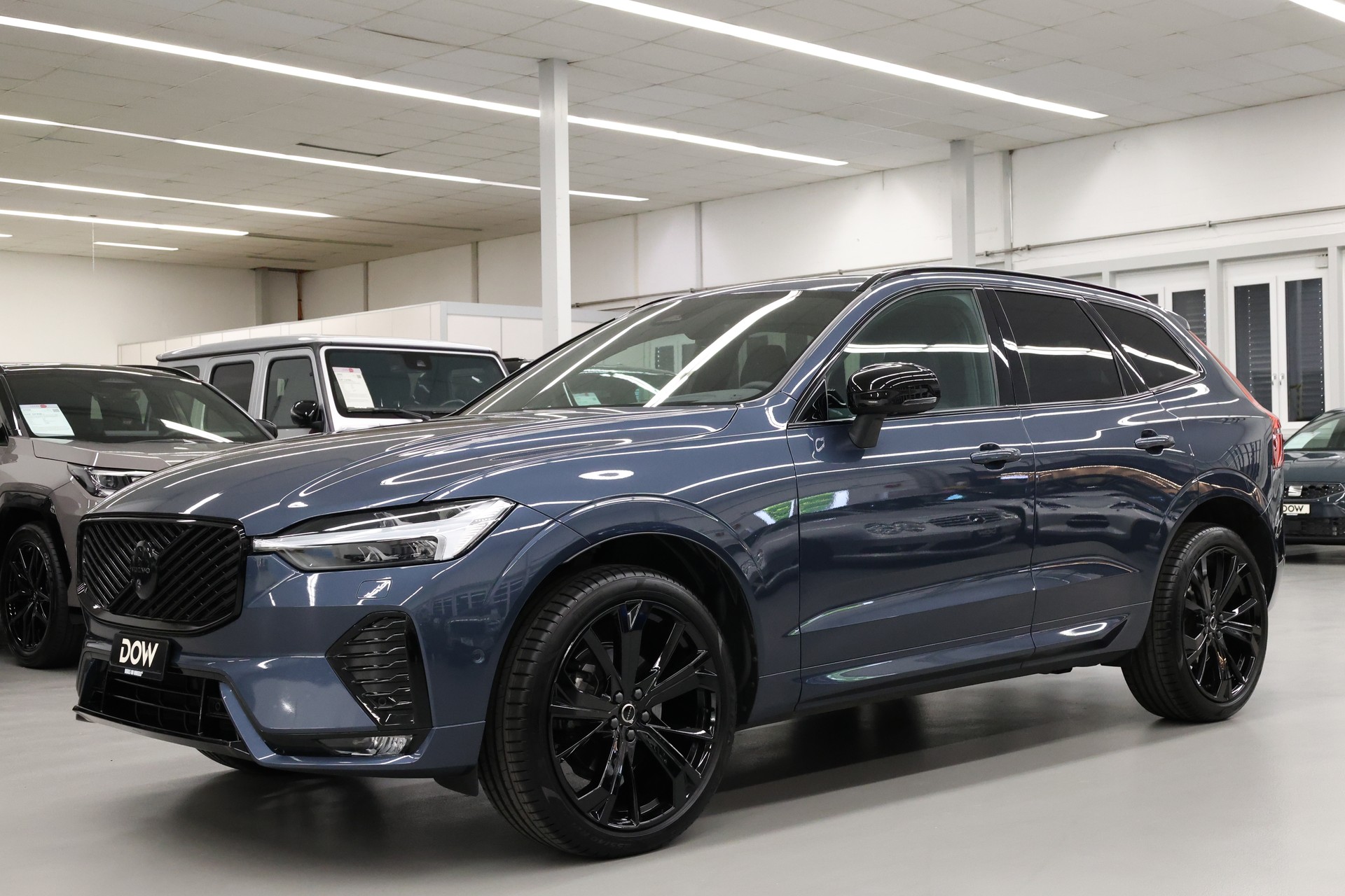 VOLVO XC60 2.0 B5 MH Black Edition AWD-showroom-element-2