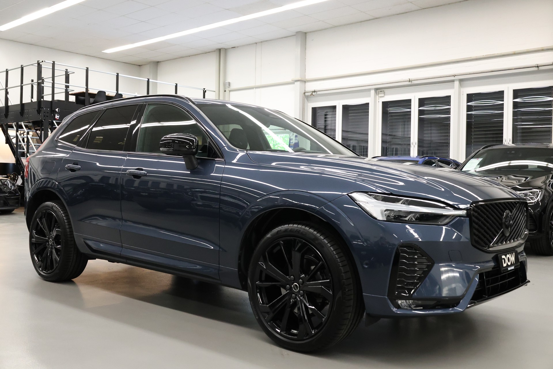 VOLVO XC60 2.0 B5 MH Black Edition AWD-showroom-element-1