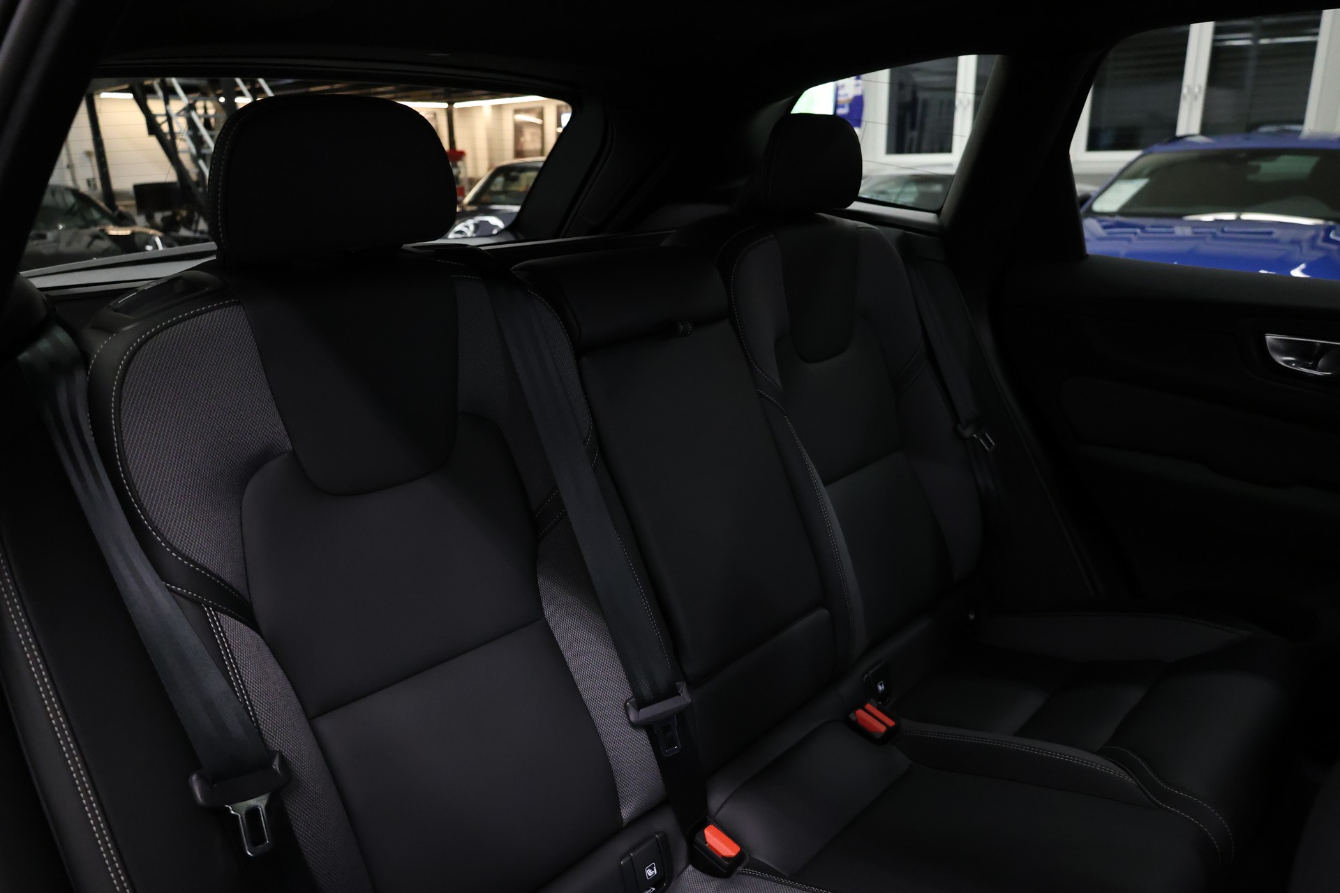VOLVO XC60 2.0 B5 MH Black Edition AWD-image-29
