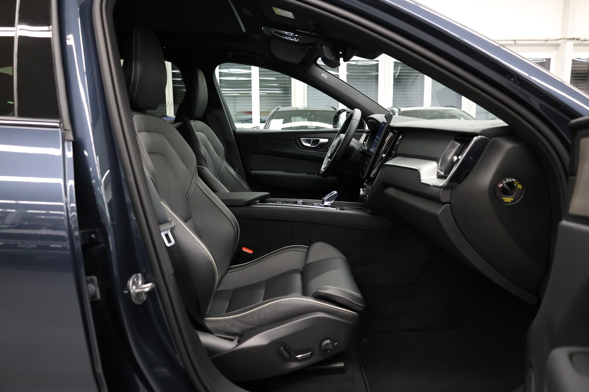 VOLVO XC60 2.0 B5 MH Black Edition AWD-image-21