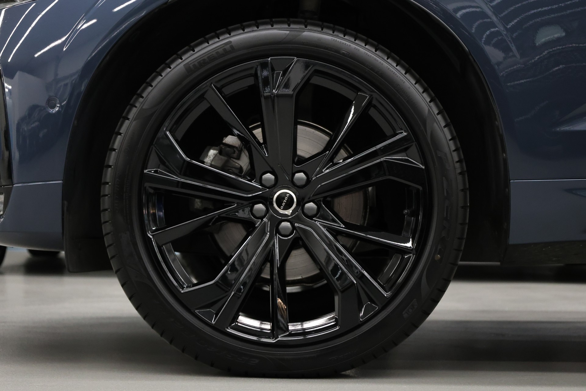 VOLVO XC60 2.0 B5 MH Black Edition AWD-image-18