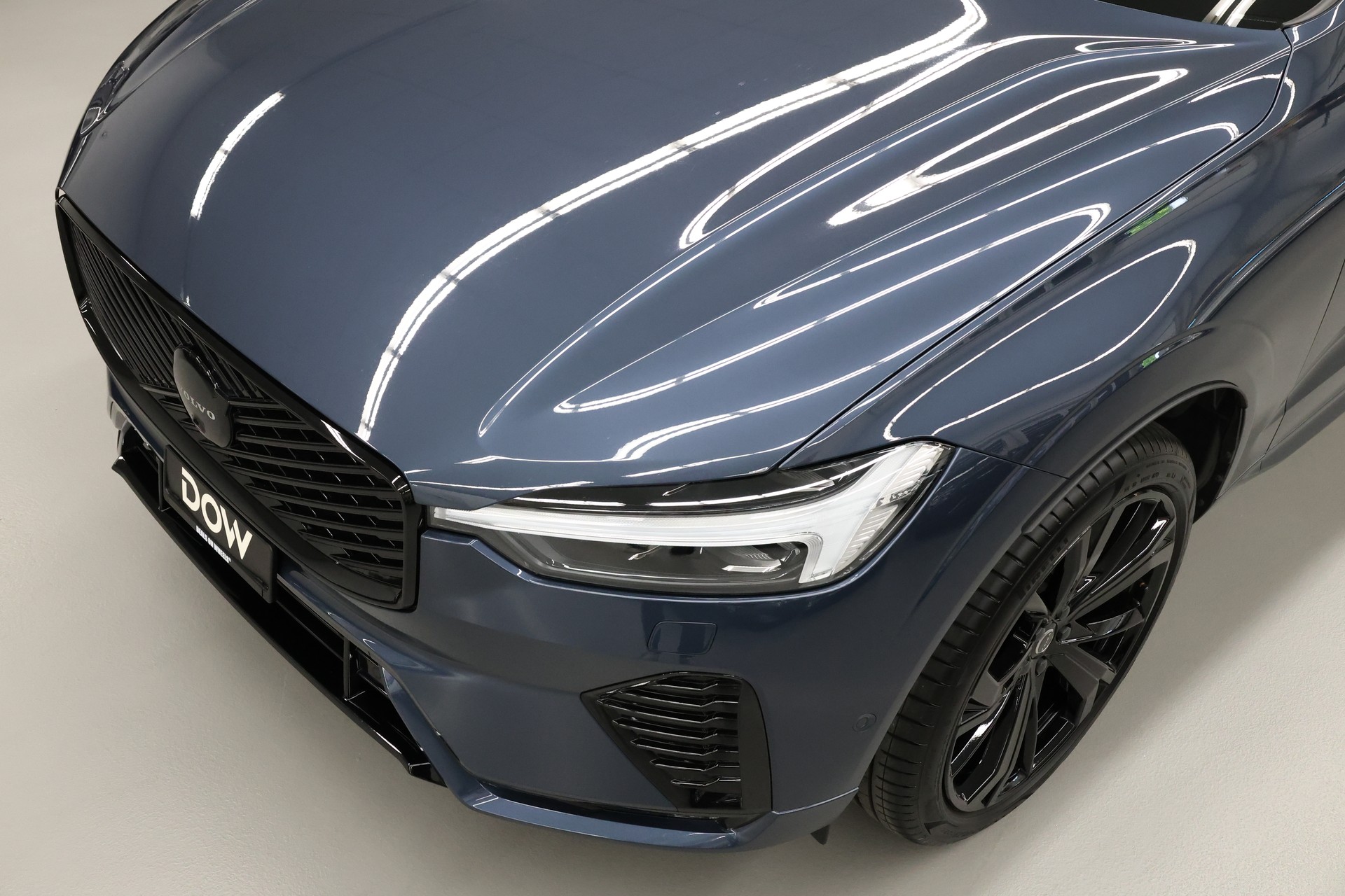 VOLVO XC60 2.0 B5 MH Black Edition AWD-image-4