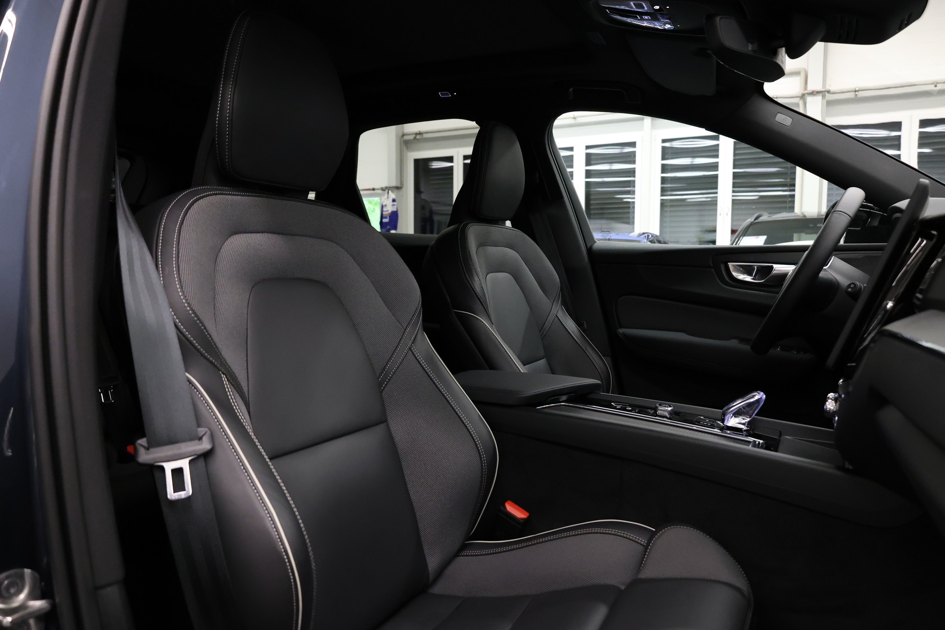 VOLVO XC60 2.0 B5 MH Black Edition AWD-image-24