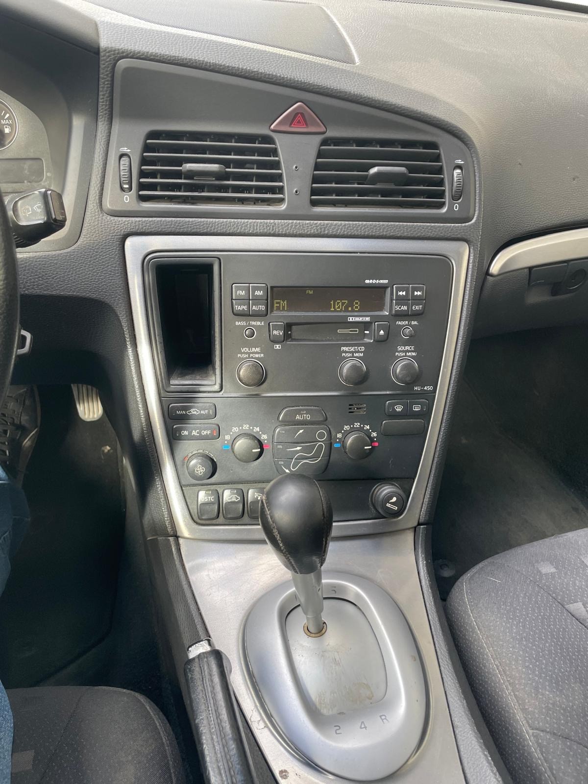 VOLVO V70 2.4 Momentum-image-6
