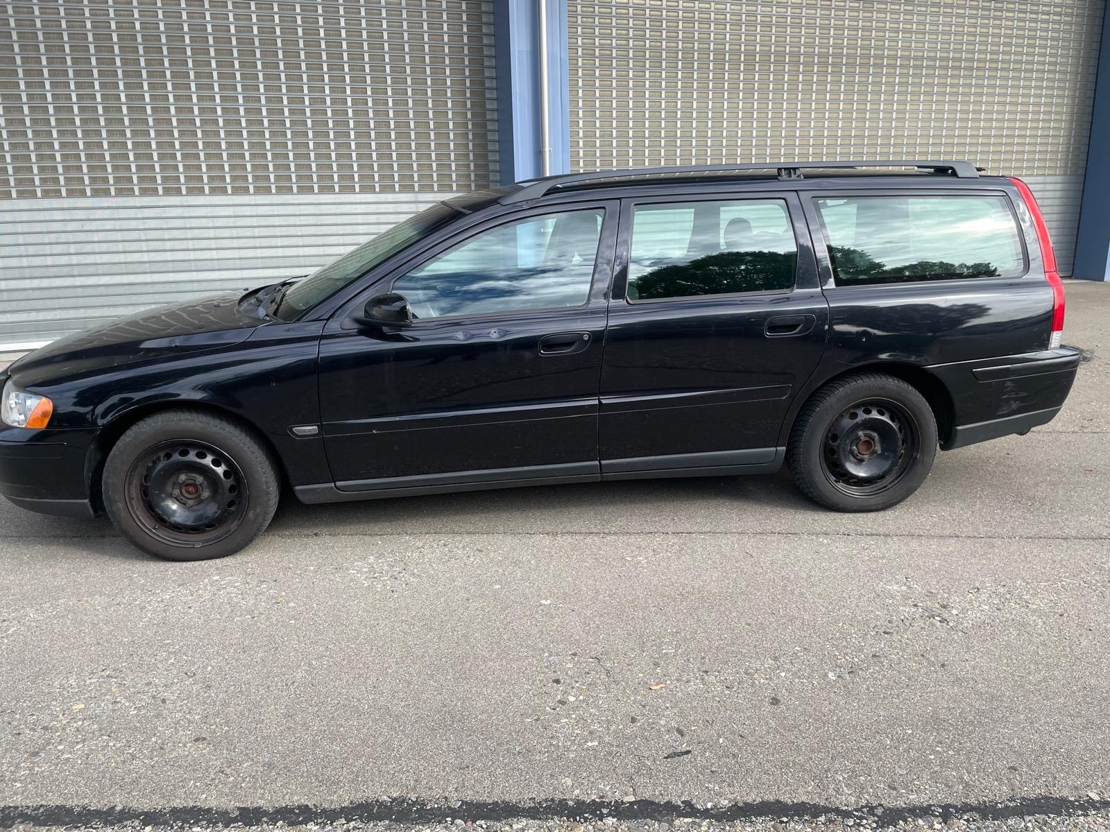 VOLVO V70 2.4 Momentum-image-1