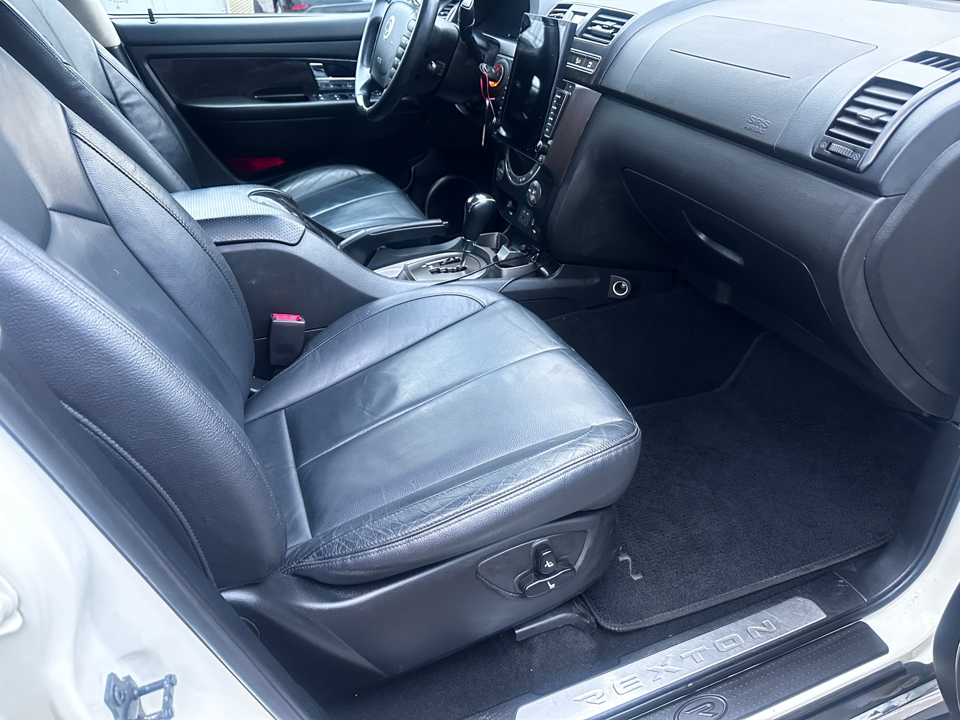 KGM-SsangYong Rexton RX200 e-XDi Sapphire 4WD Automatic-image-16