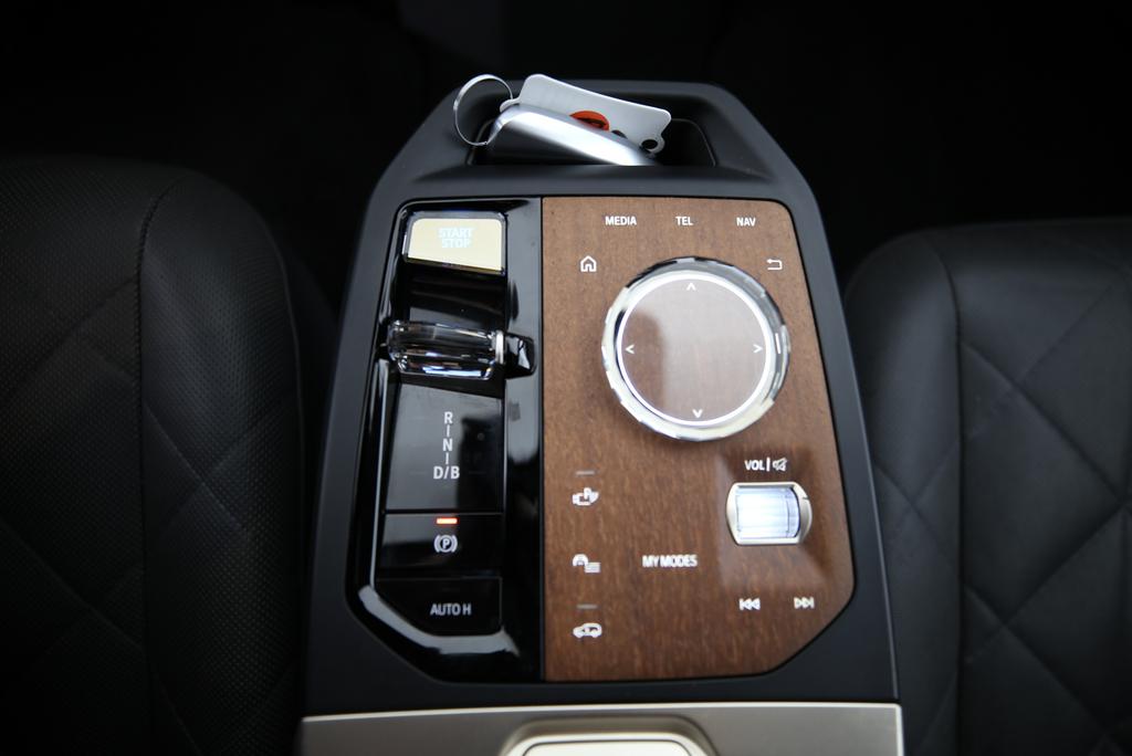 BMW iX xDrive50-image-11