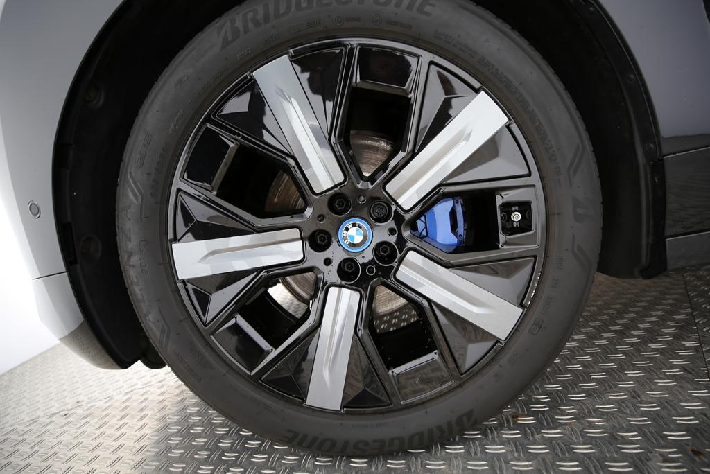 BMW iX xDrive50-image-18