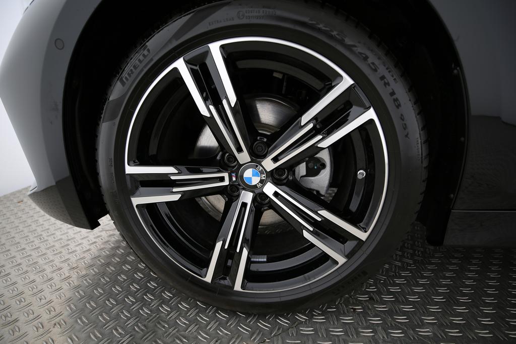 BMW 320i xDrive-image-2
