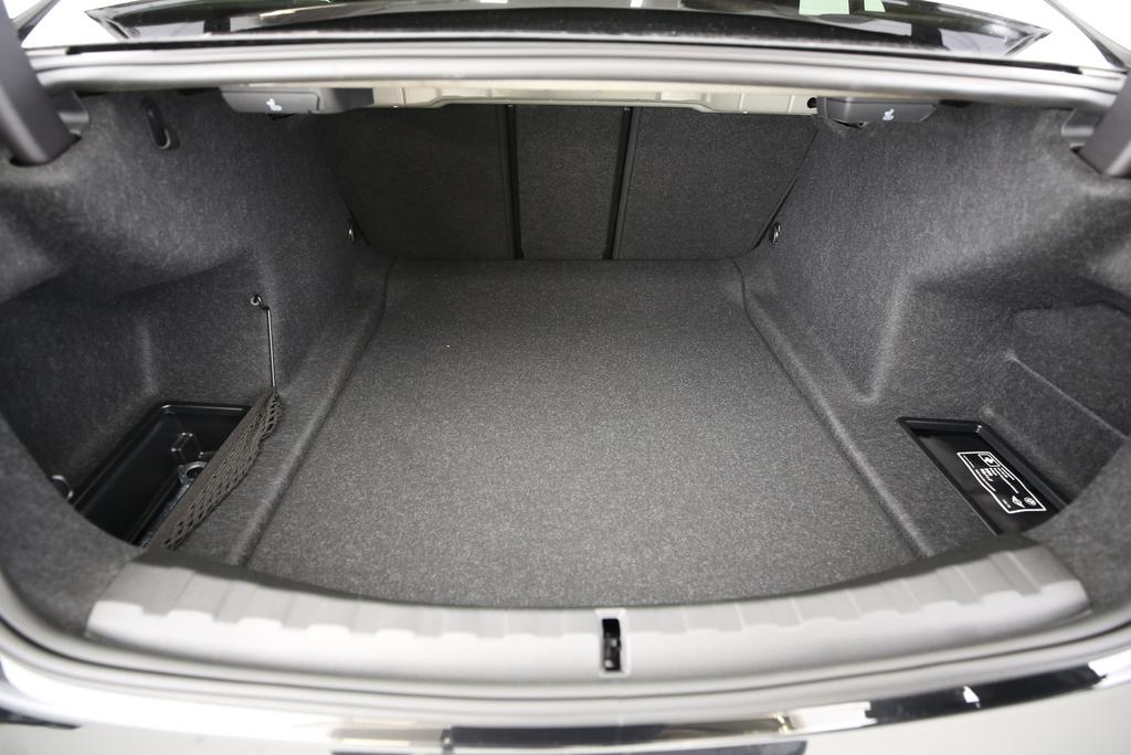 BMW 320i xDrive-image-5