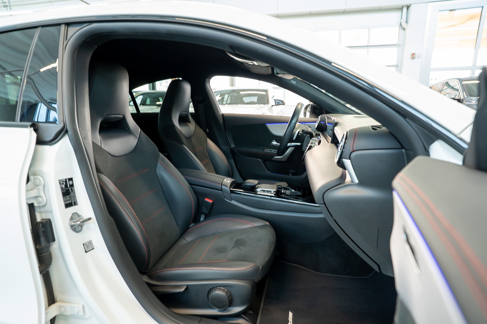 MERCEDES-BENZ CLA 200 d AMG Line 4matic Ambiente-Beleuchtung / Sitzheizung / Navi-image-12