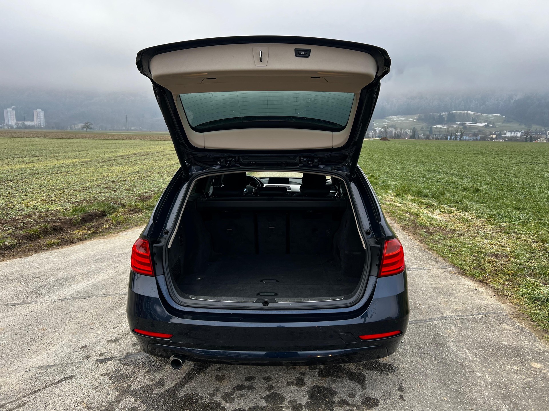 BMW 320d xDrive Touring Steptronic-image-12