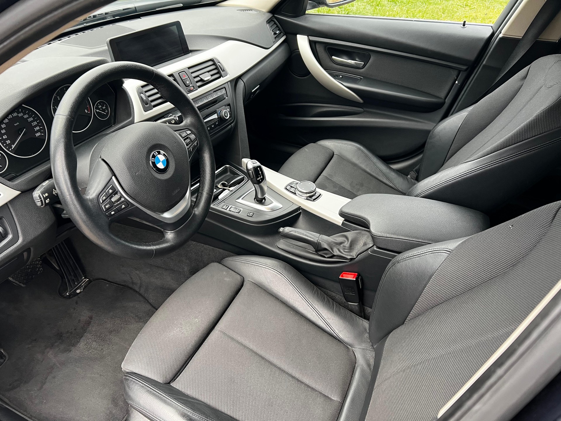 BMW 320d xDrive Touring Steptronic-image-8