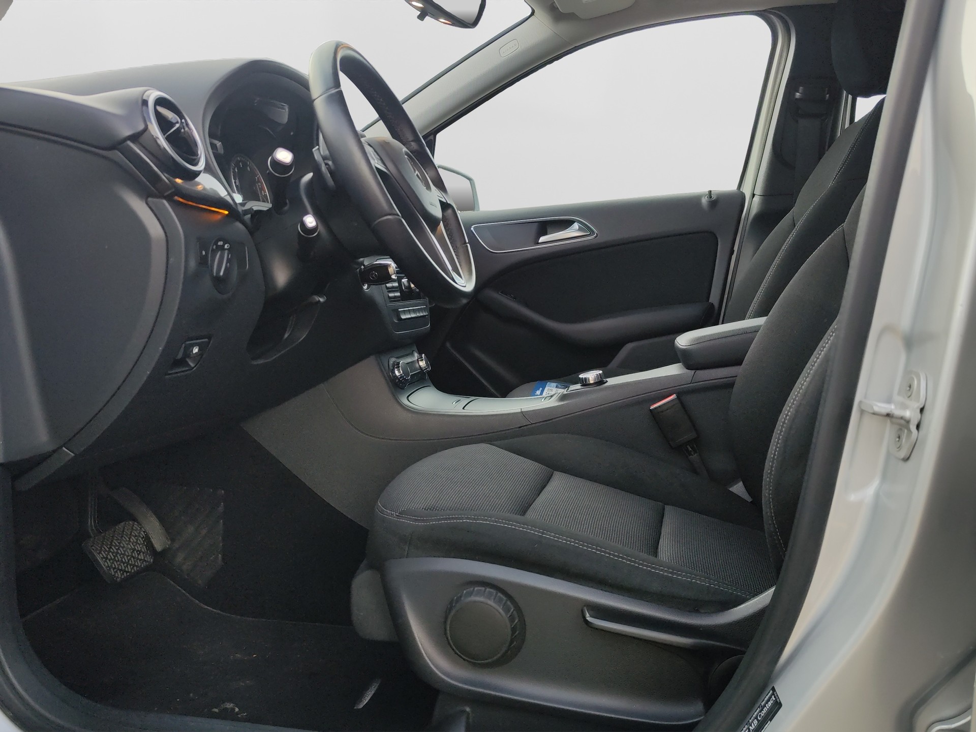 MERCEDES-BENZ B 200 7G-DCT-image-10