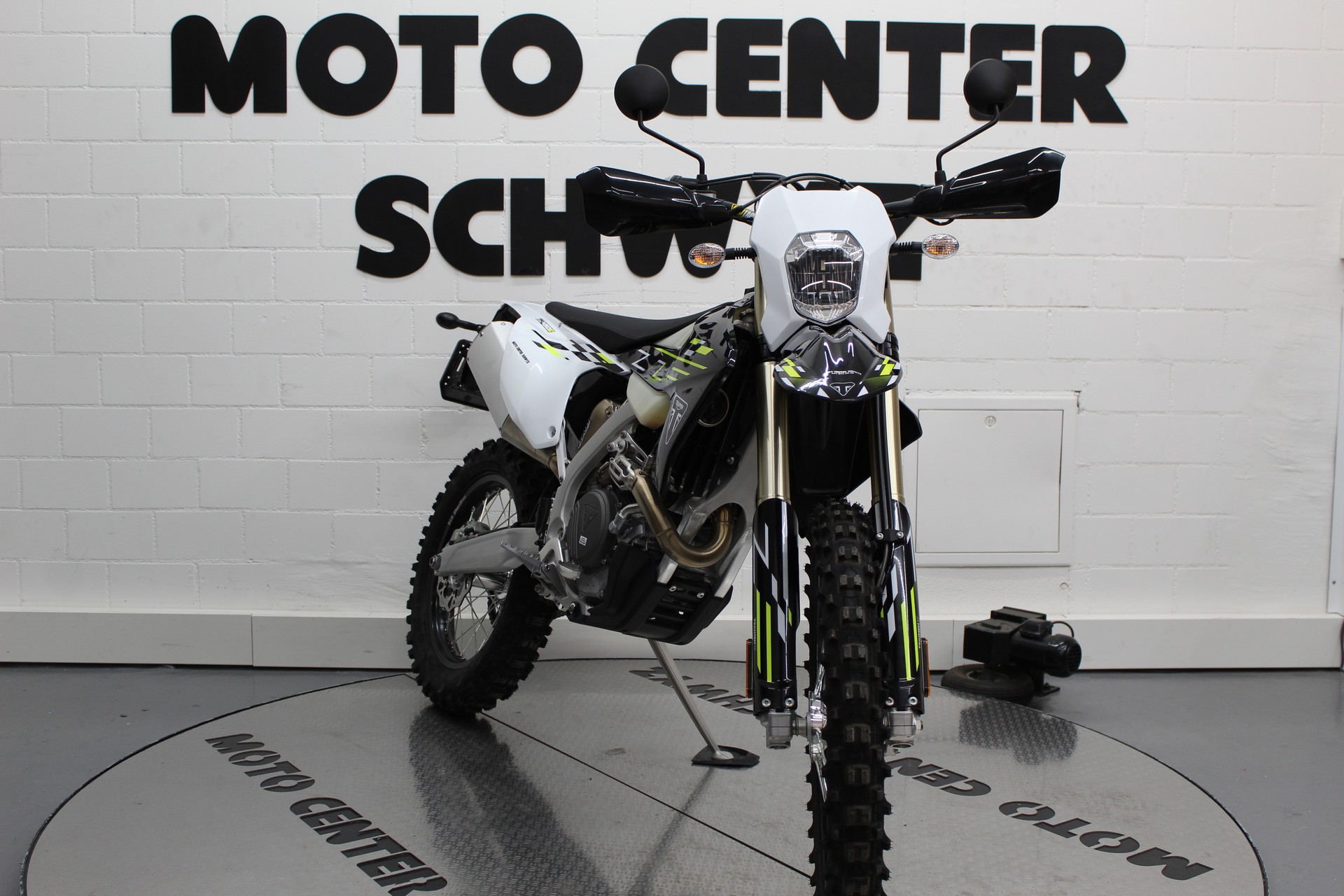 TRIUMPH TF 450 E-showroom-element-1
