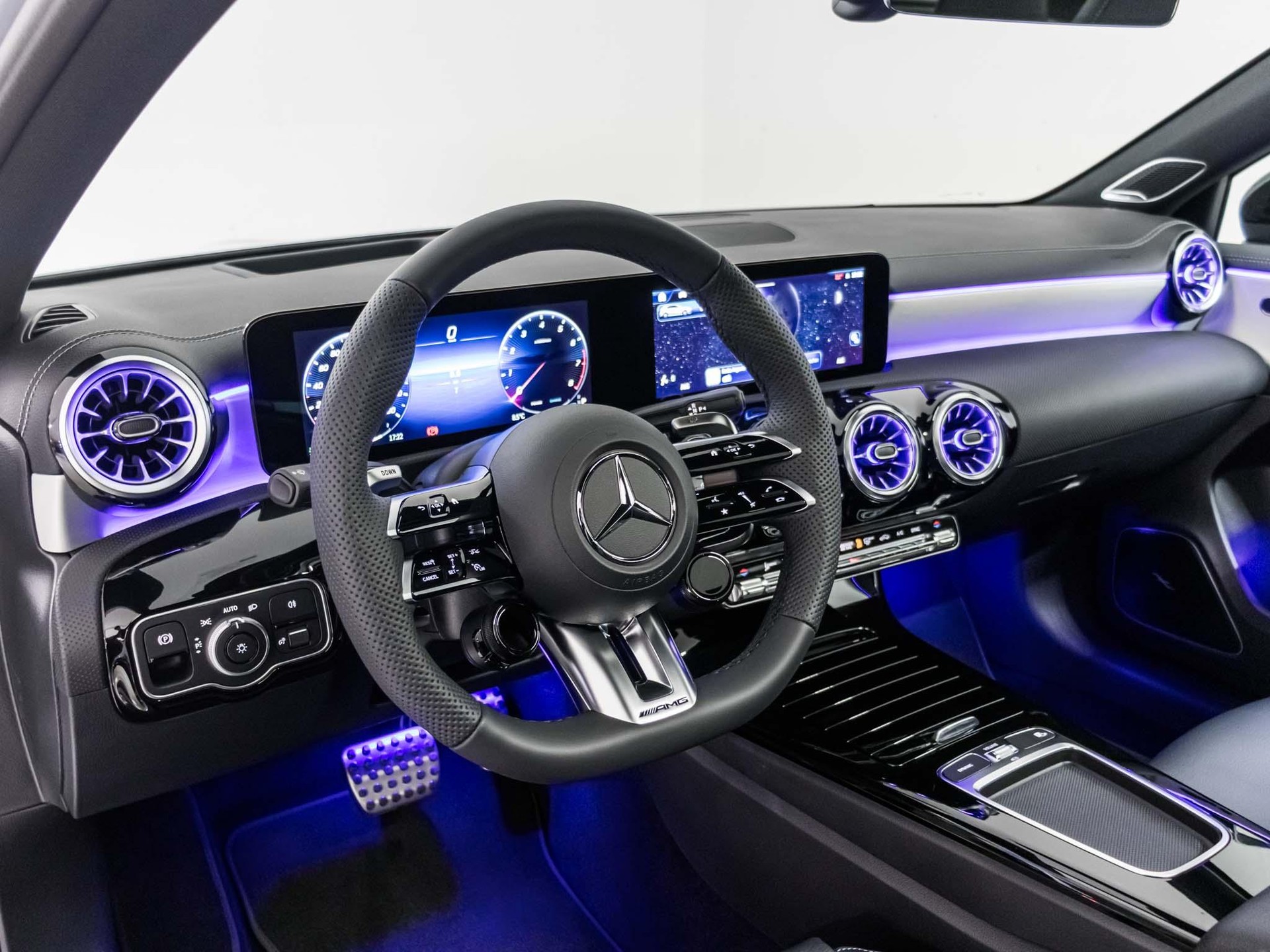 MERCEDES-BENZ A 35 AMG 4MATIC-image-9