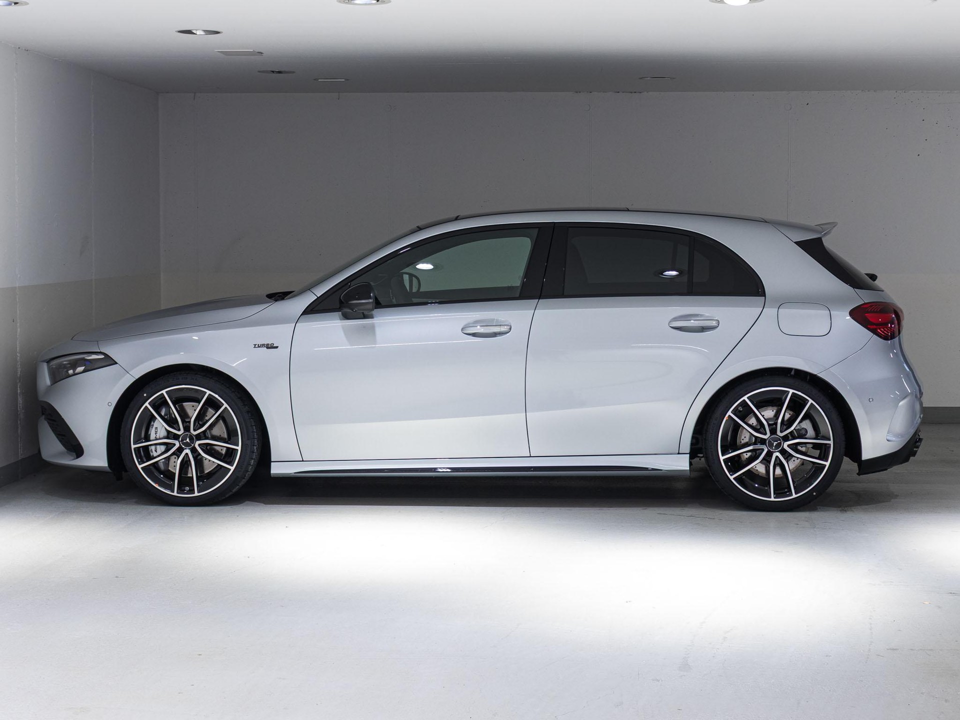 MERCEDES-BENZ A 35 AMG 4MATIC-image-4
