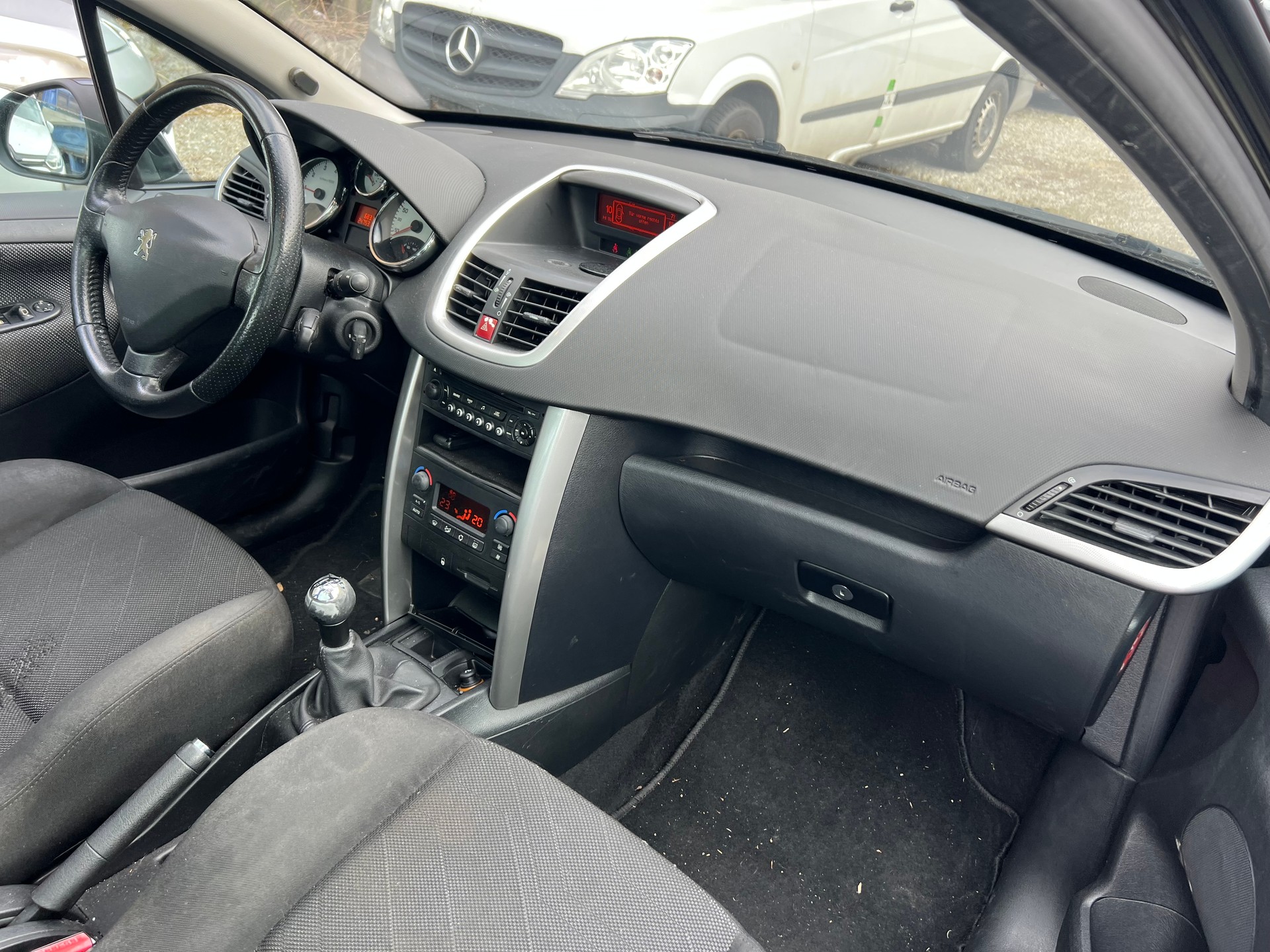 PEUGEOT 207 1.6 16V XT-image-10