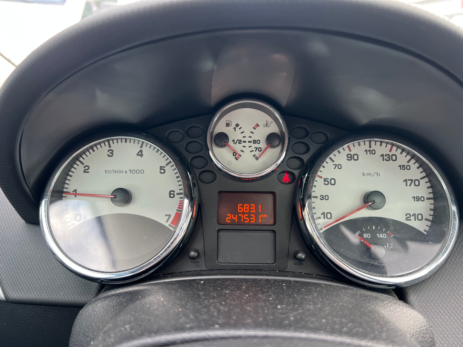 PEUGEOT 207 1.6 16V XT-image-12