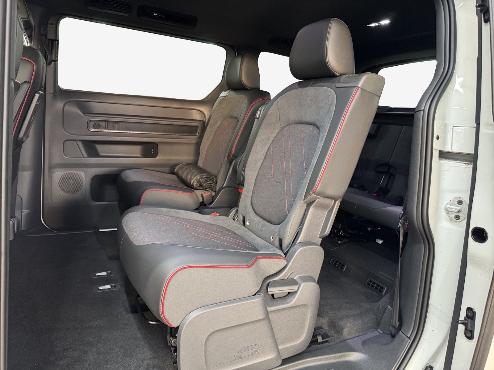 VW ID.Buzz LWB GTX 4 Motion-image-11