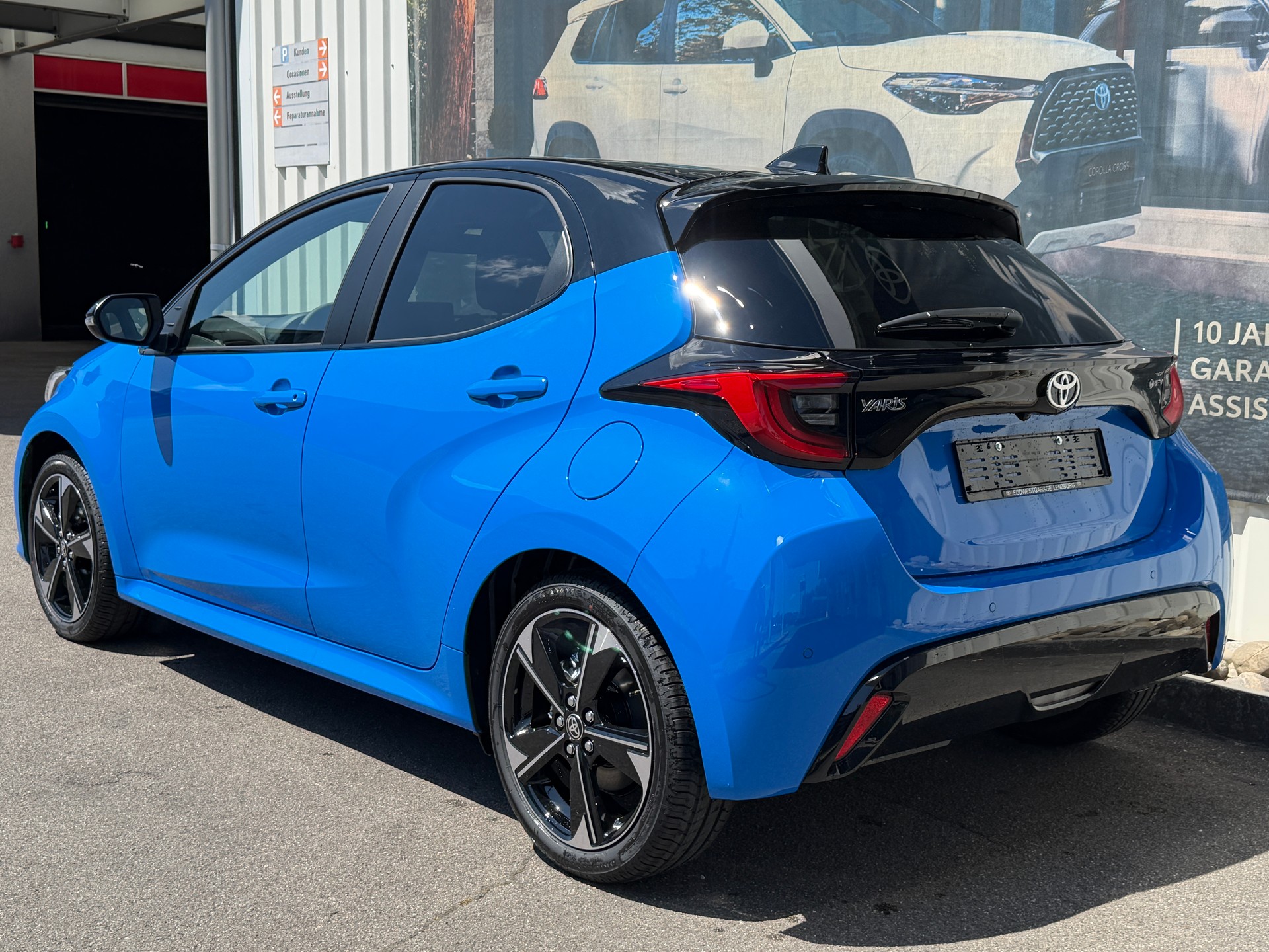 TOYOTA Yaris 1.5 Premium e-CVT-image-4