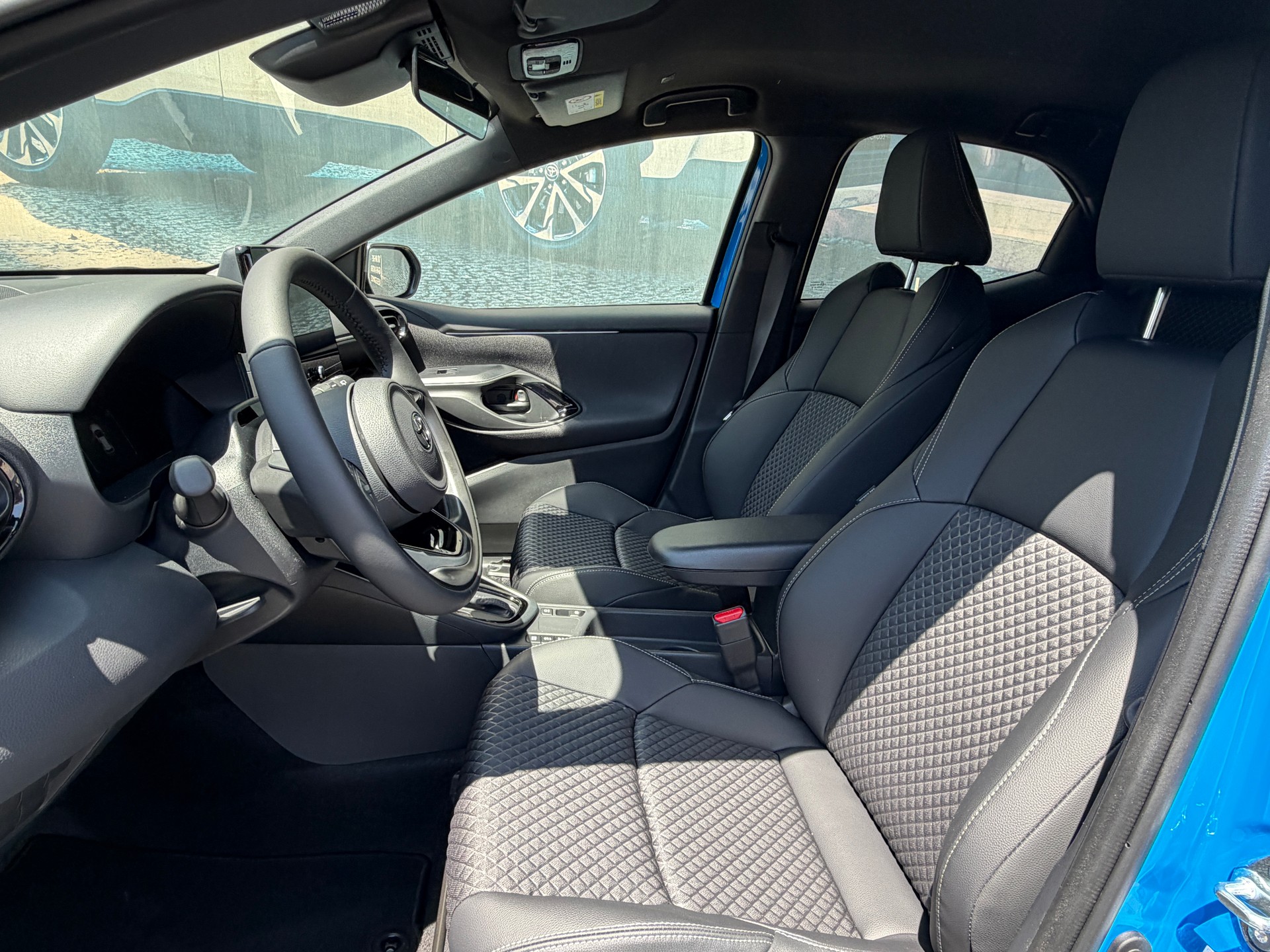 TOYOTA Yaris 1.5 Premium e-CVT-image-9
