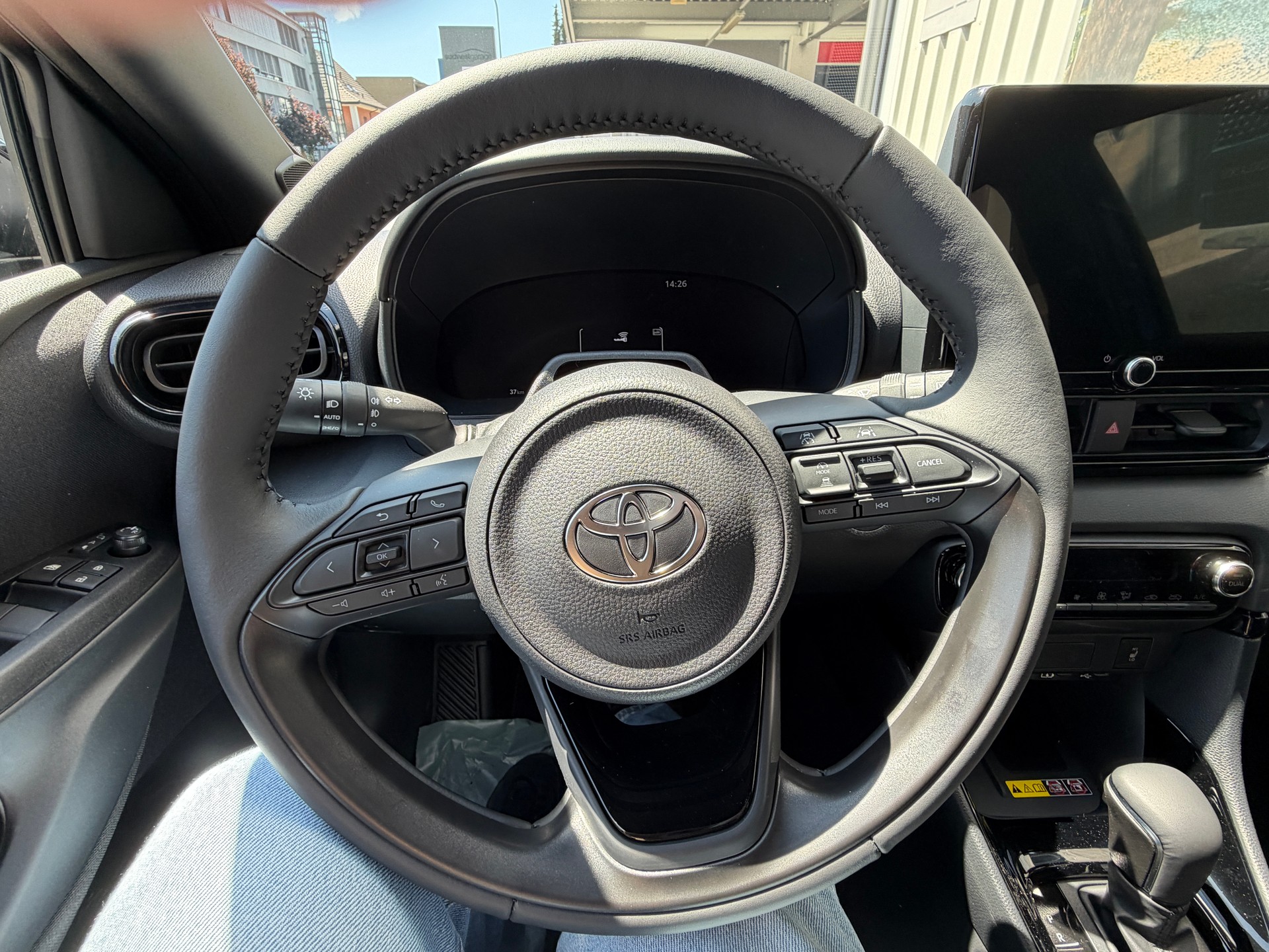 TOYOTA Yaris 1.5 Premium e-CVT-image-11